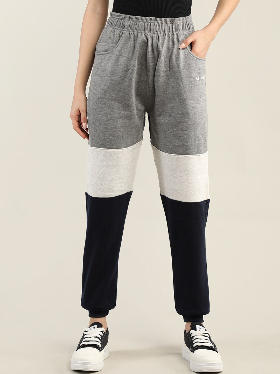 

CHKOKKO Women Grey & Black Colourblocked Joggers