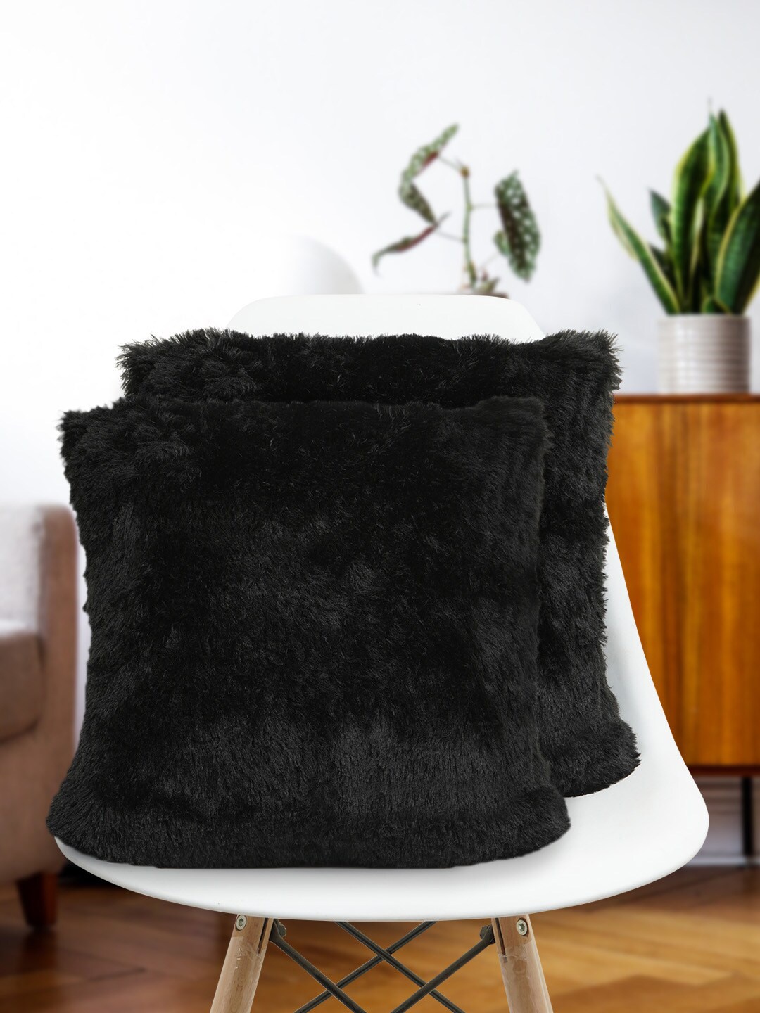 

Crazy Corner Black Solid Fur Square Cushions