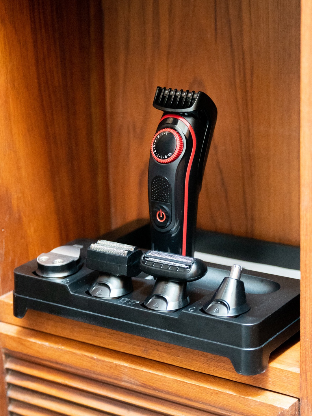 

Waldon Men Black 5 In 1 Multi-Functional Grooming Kit