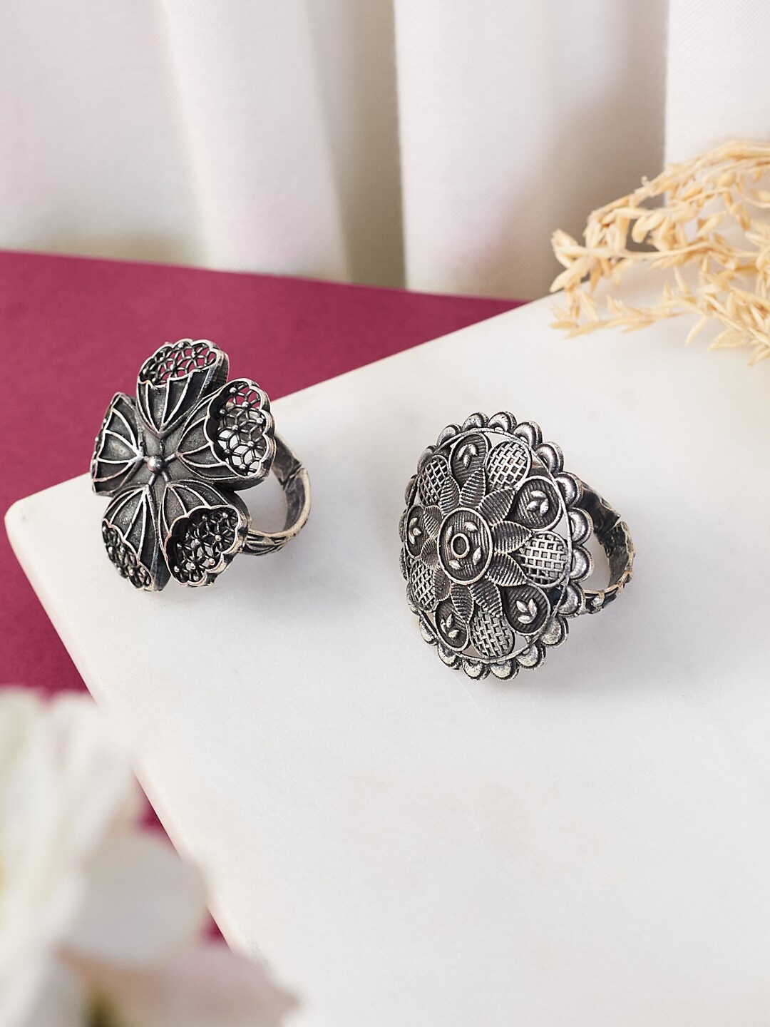 

ATIBELLE Set Of 2 Oxidized Silver-Plated Floral-Charm Finger Ring