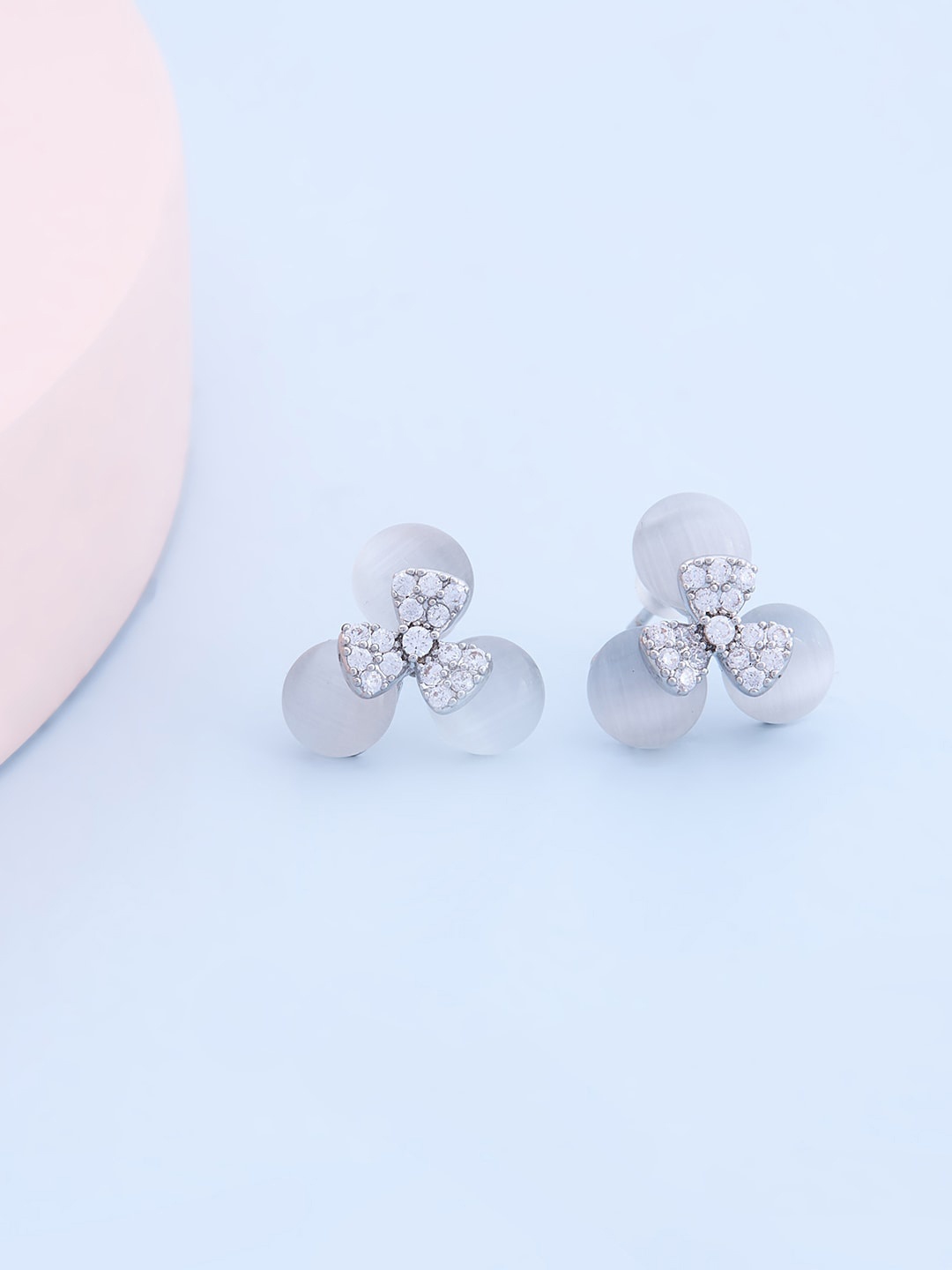 

Kushal's Fashion Jewellery Women Grey Rhodium Plated Floral Studs Earrings