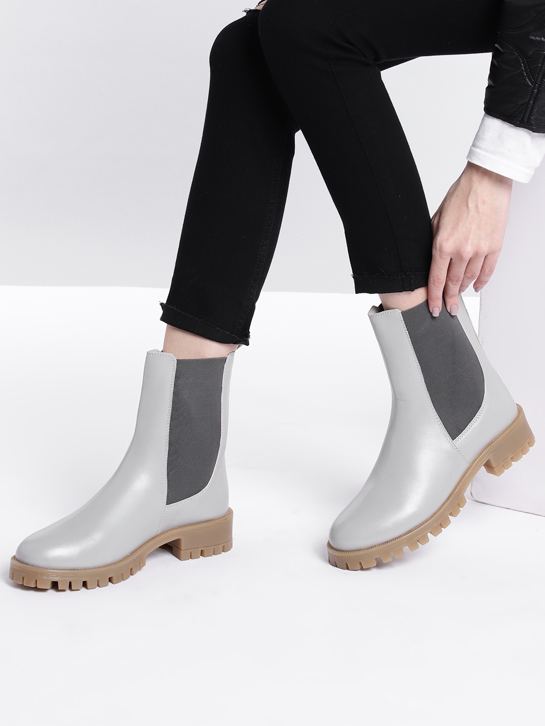 

Roadster Women Grey Solid Mid-Top Round Toe Chelsea Boots