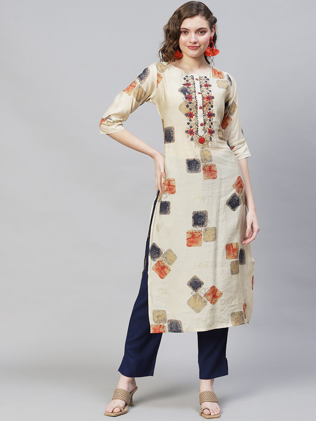

FASHOR Women Beige Geometric Embroidered Straight Kurta