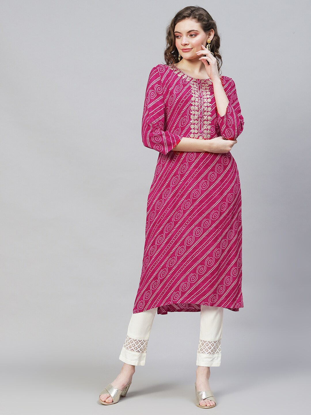 

FASHOR Women Magenta Embroidered Gotta Patti Straight Kurta