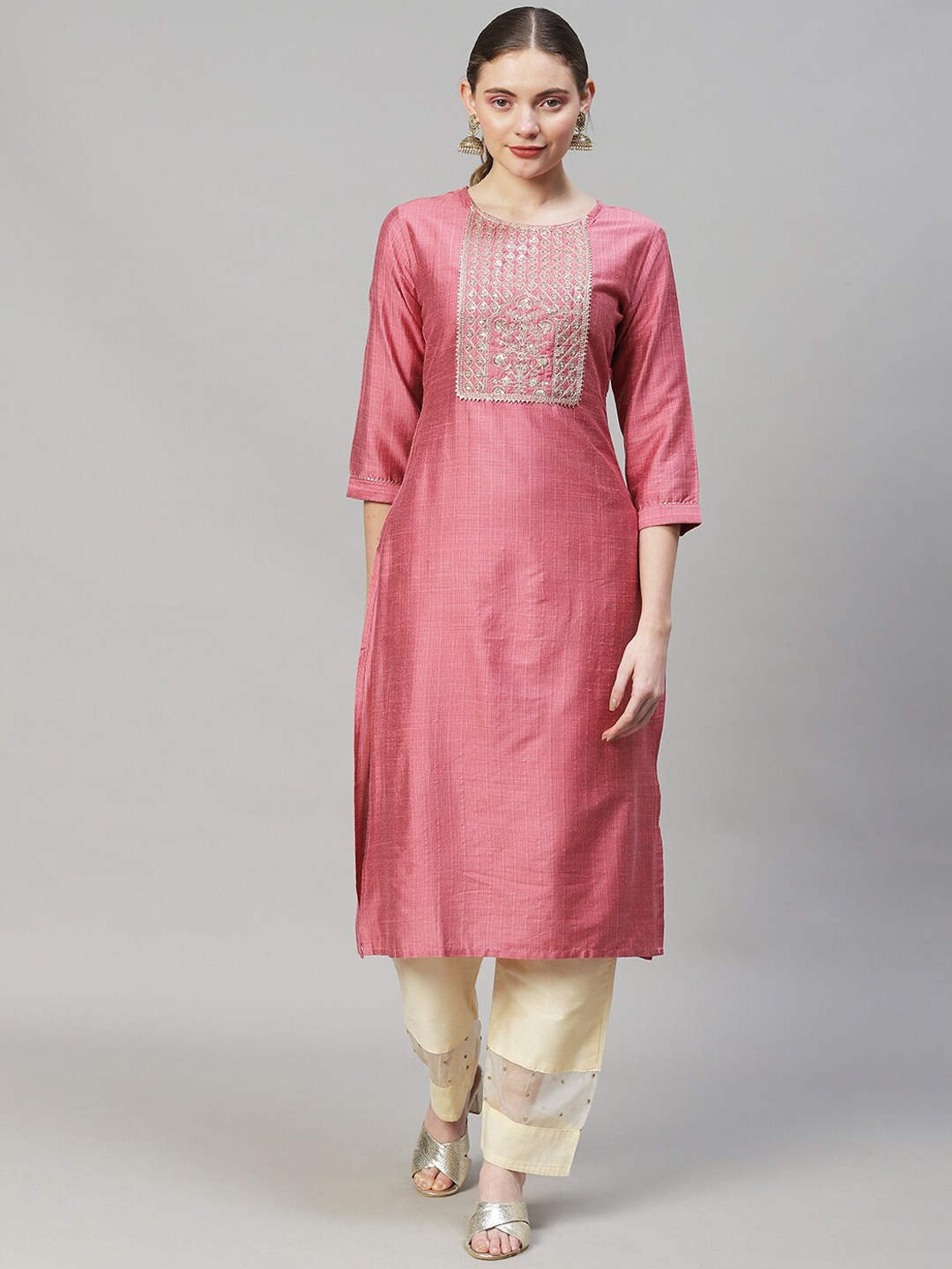 

FASHOR Women Pink & Gold-Toned Floral Embroidered Thread Work Chanderi Silk Kurta