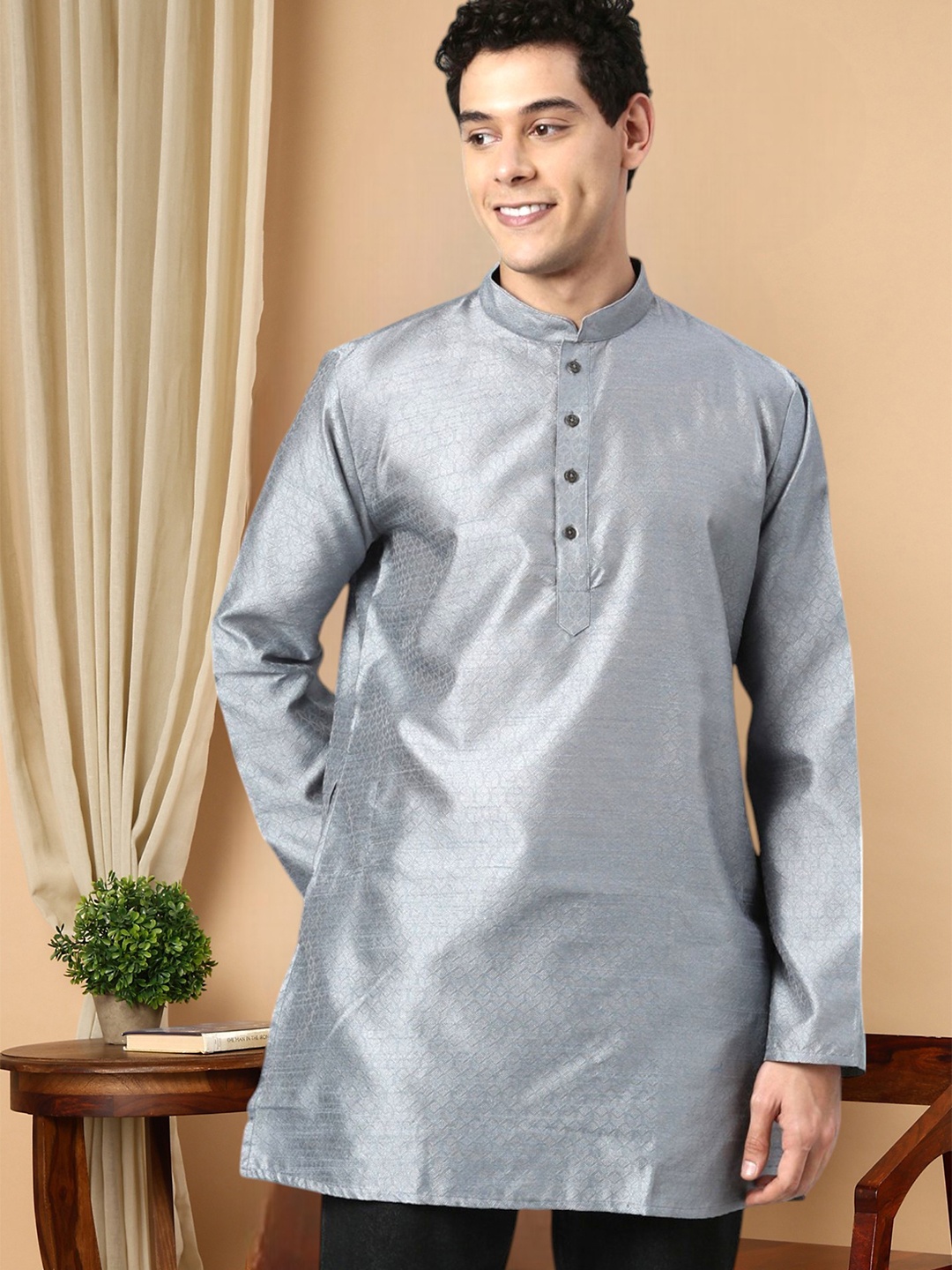 

TATTVA Men Silver-Toned Solid Mandarin Collar Kurta