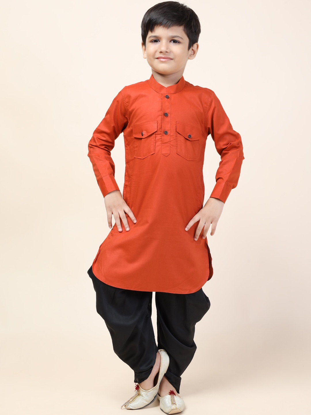 

NAMASKAR Boys Red Solid Pocket Detail Long Sleeves Cotton Pathani Kurta