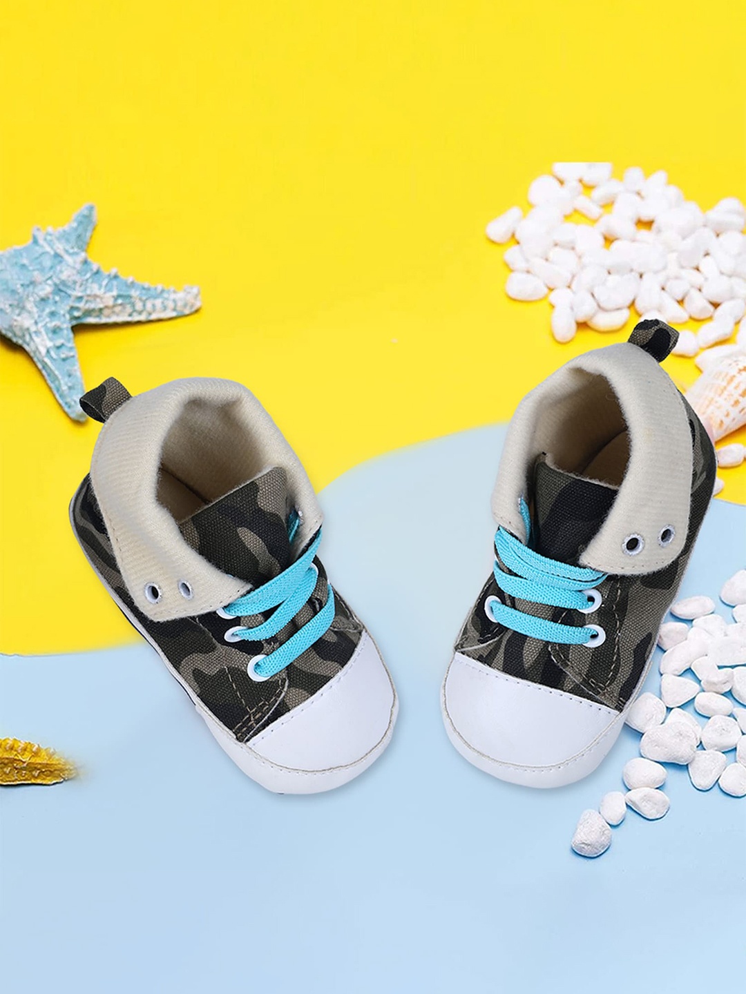 

Baby Moo Infants Black & White Printed Cotton Foldable Casual Sneaker Booties