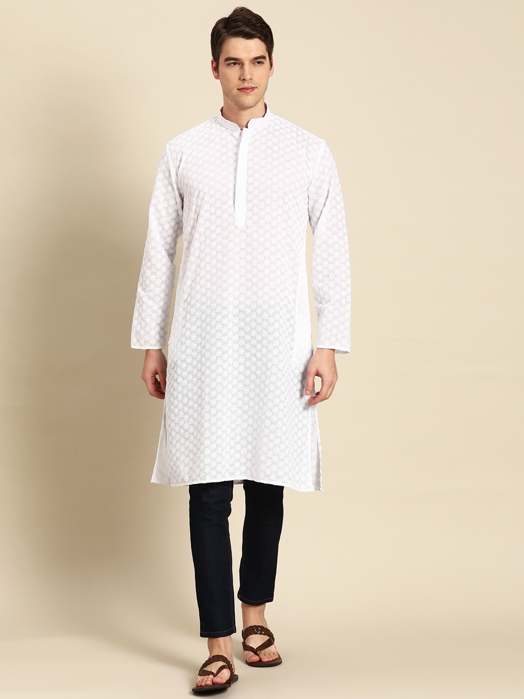 

RAJUBHAI HARGOVINDAS Men Floral Cotton Chikankari Kurta, White