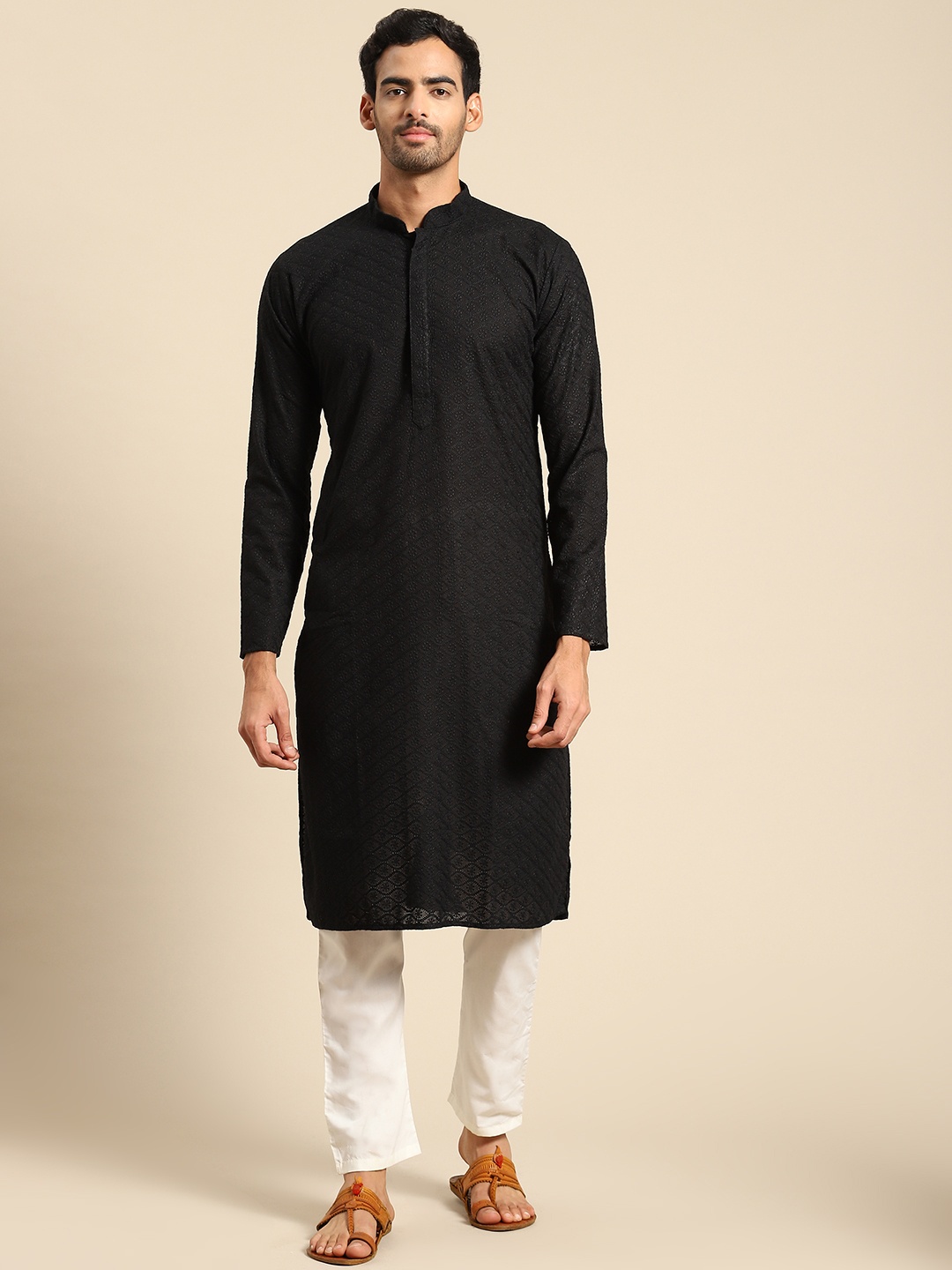 

RAJUBHAI HARGOVINDAS Men Floral Embroidered Cotton Chikankari Kurta, Black