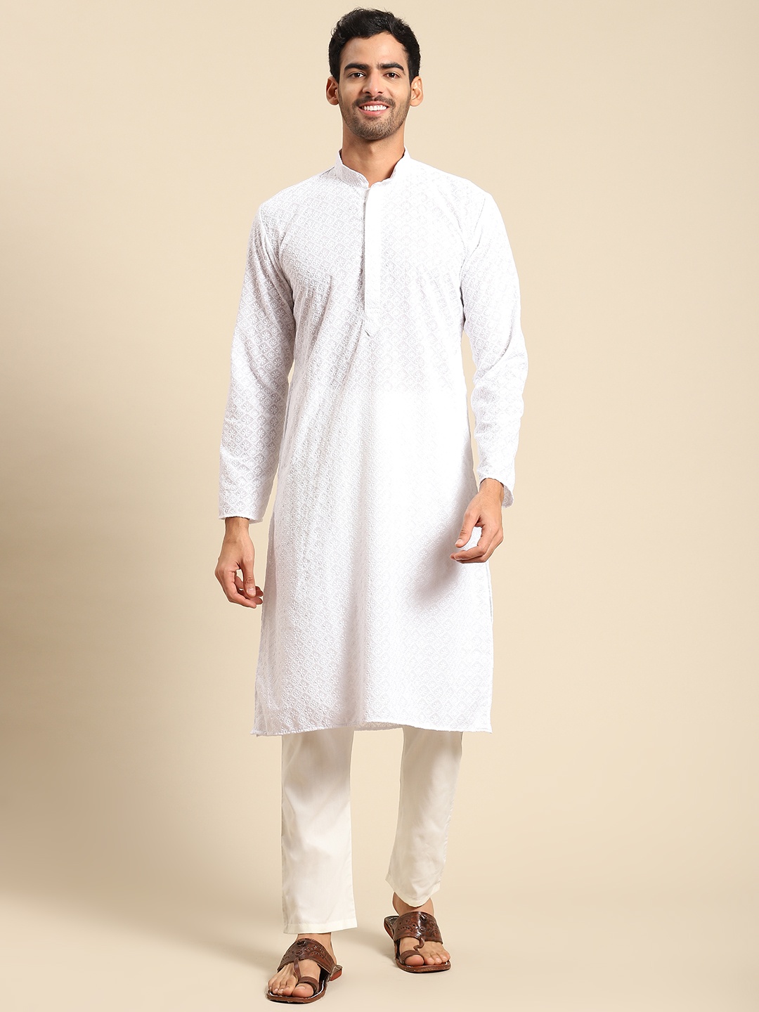 

RAJUBHAI HARGOVINDAS Men Floral Embroidered Cotton Chikankari Kurta, White