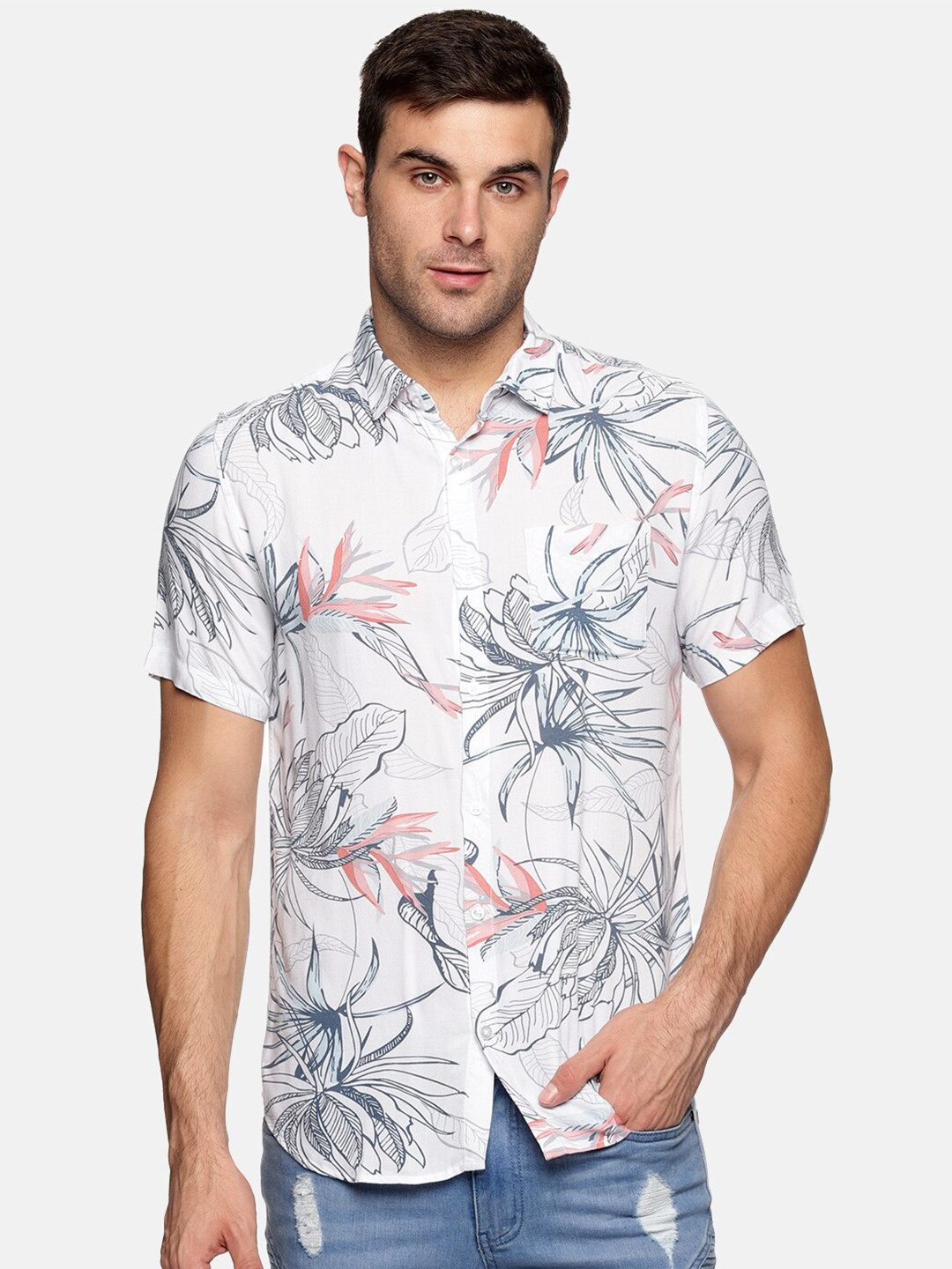 

Tusok Men White Smart Floral Printed Casual Shirt