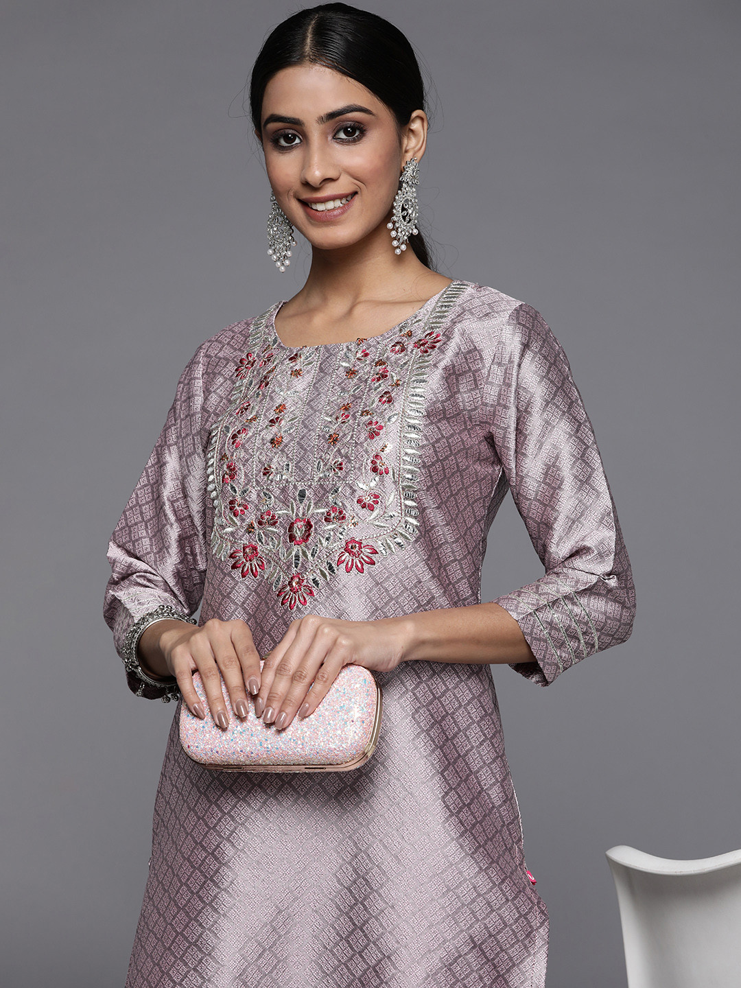 

Varanga Women Mauve & Silver-Toned Ethnic Motifs Embroidered Gotta Patti Floral Jacquard Kurta