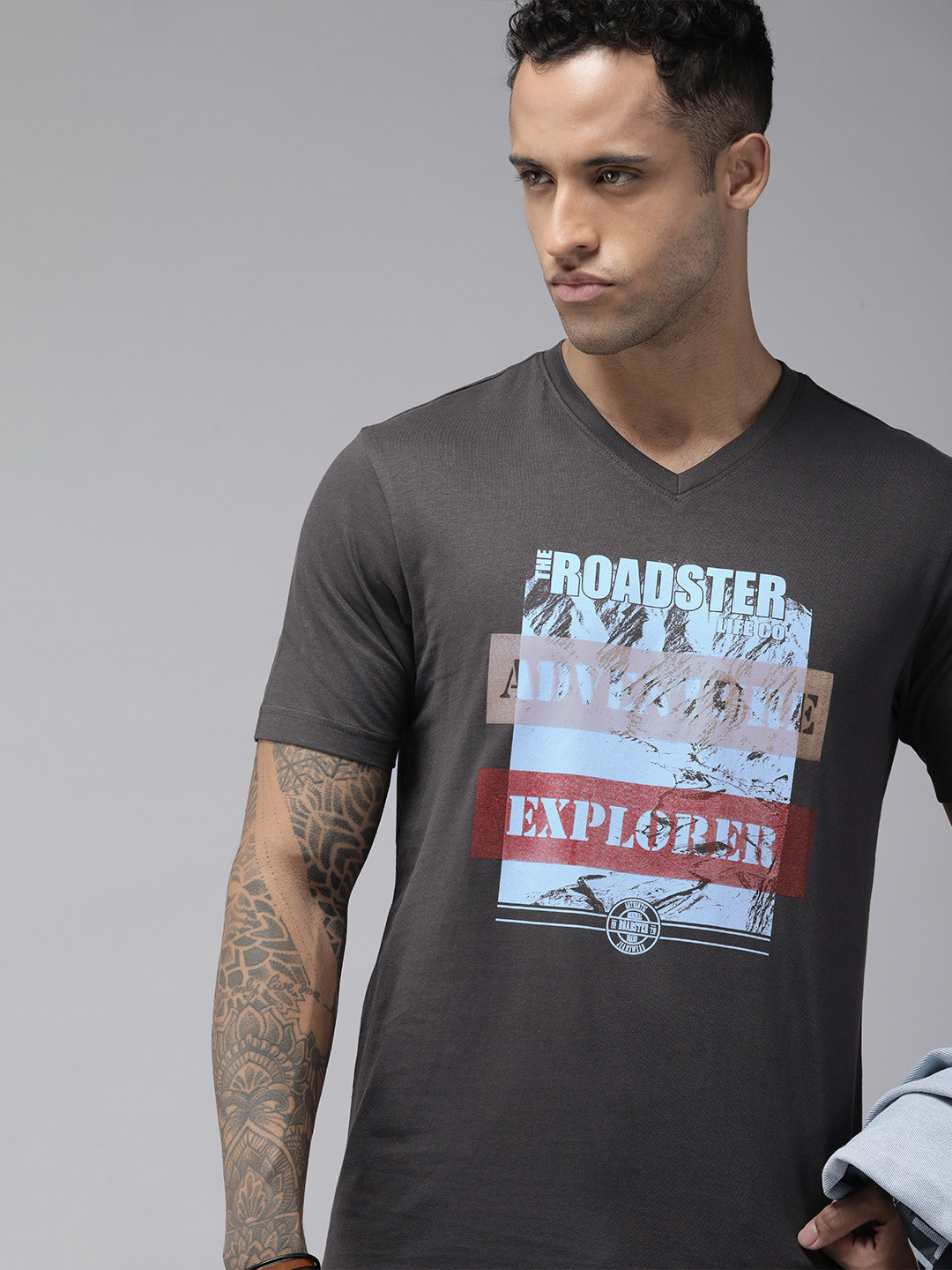 

Roadster Men Charcoal Grey & Blue Pure Cotton Printed V-Neck T-shirt