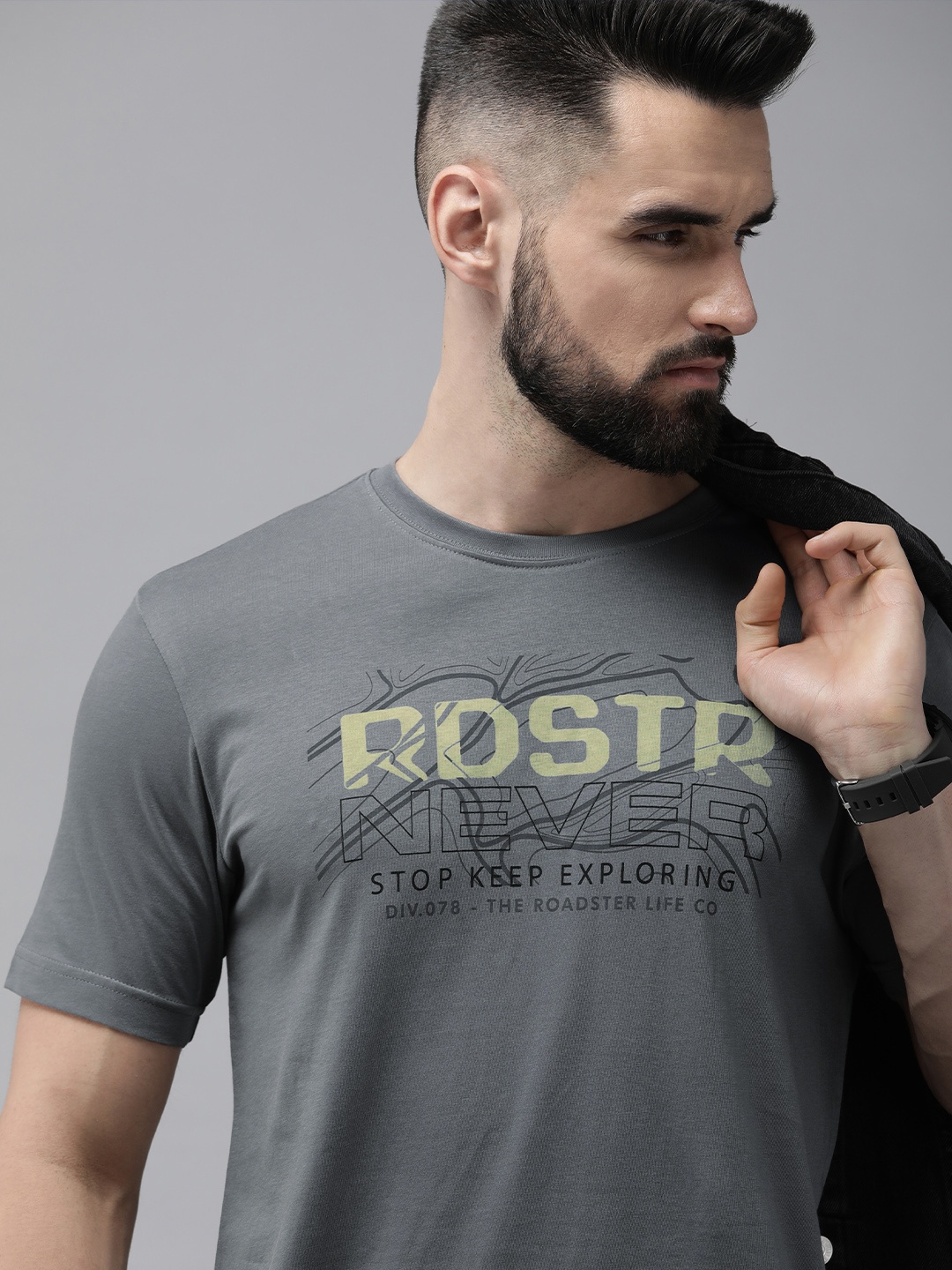 

Roadster Men Charcoal Grey & Beige Brand Logo Printed Pure Cotton T-shirt