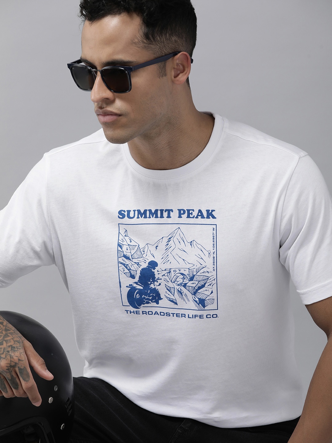 

Roadster Men White & Blue Printed Pure Cotton T-shirt