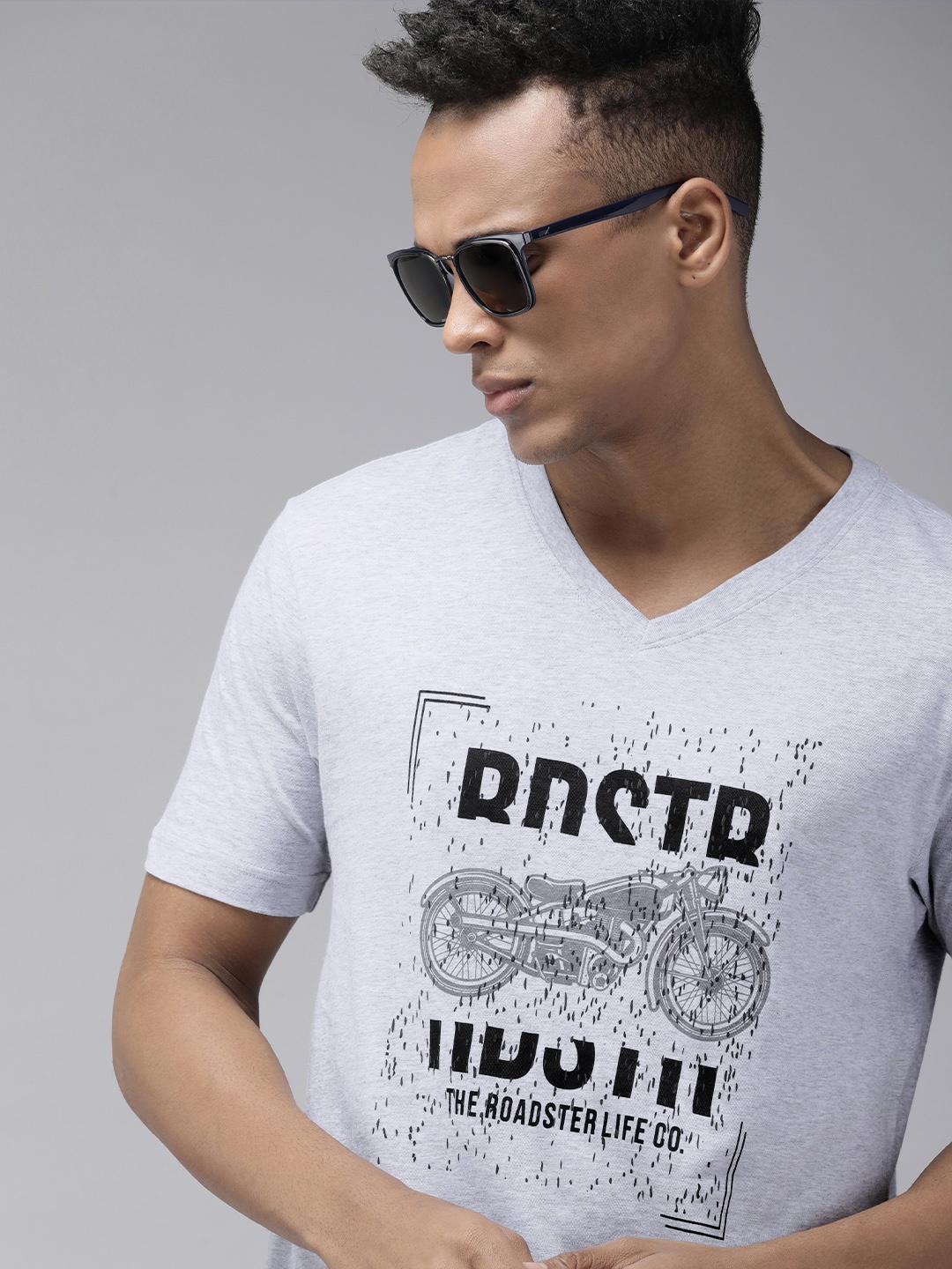 

Roadster Men Grey Melange & Black Typography Printed V-Neck T-shirt