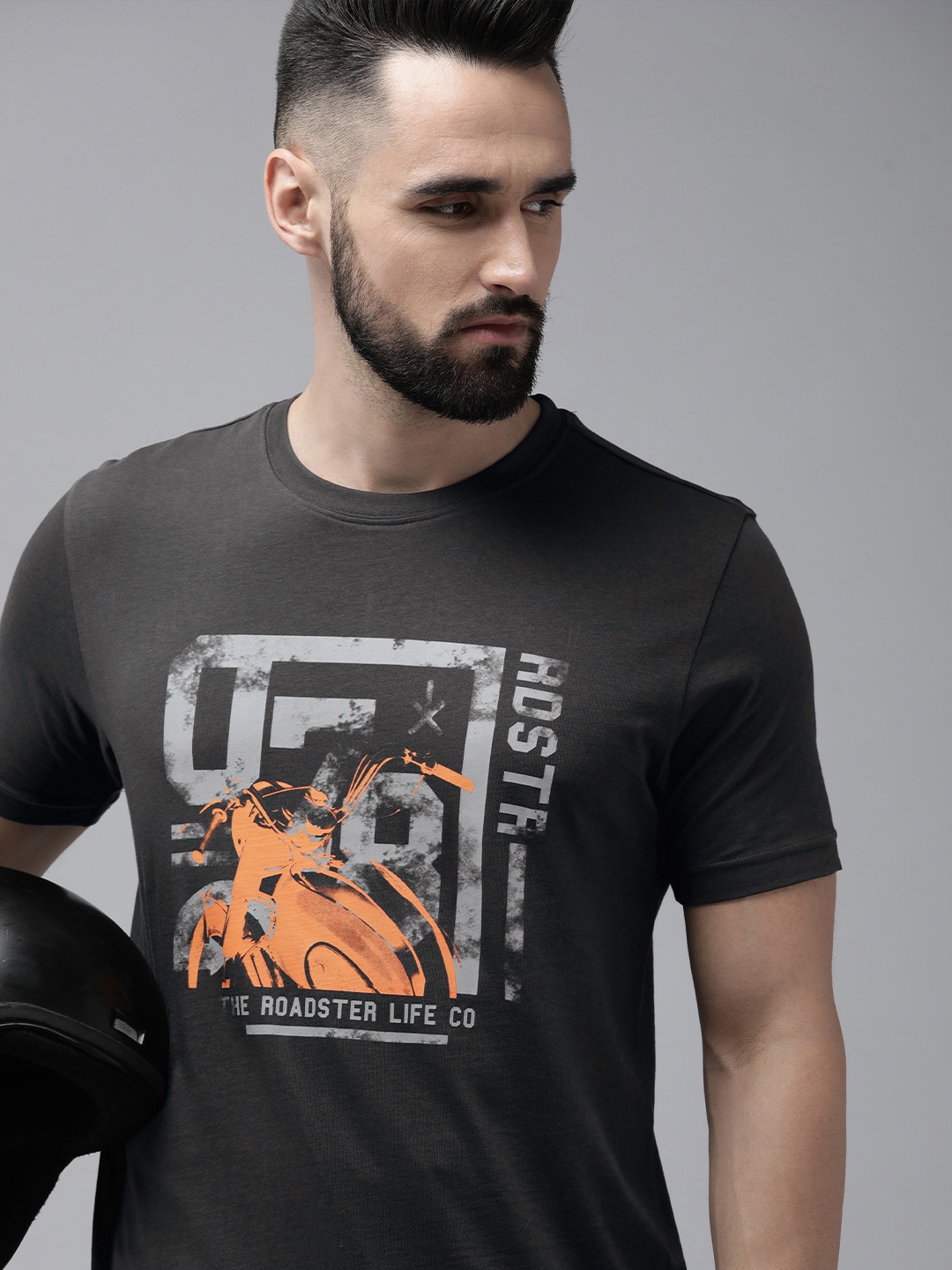 

Roadster Men Charcoal Grey & Orange Printed Pure Cotton T-shirt