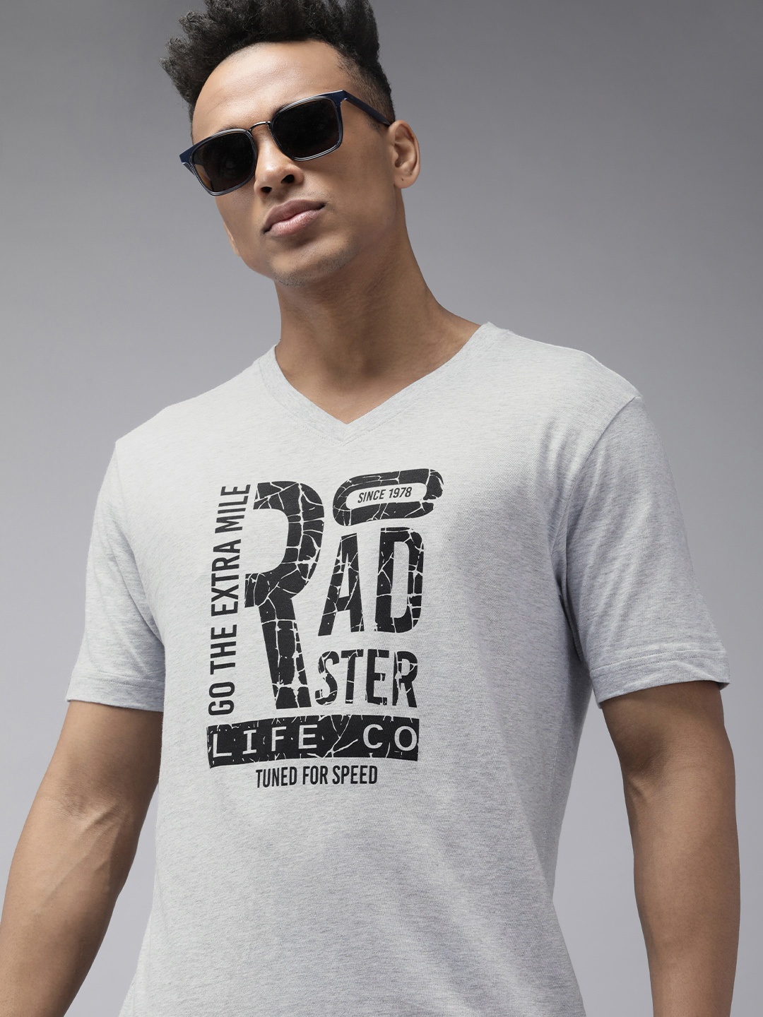 

Roadster Men Grey Melange & Black Brand Logo Printed V-Neck T-shirt