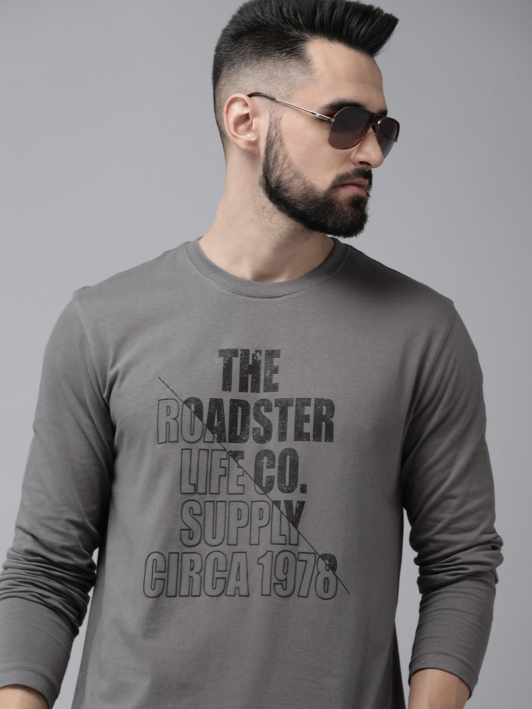 

Roadster Men Charcoal Grey & Black Typography Printed Pure Cotton T-shirt