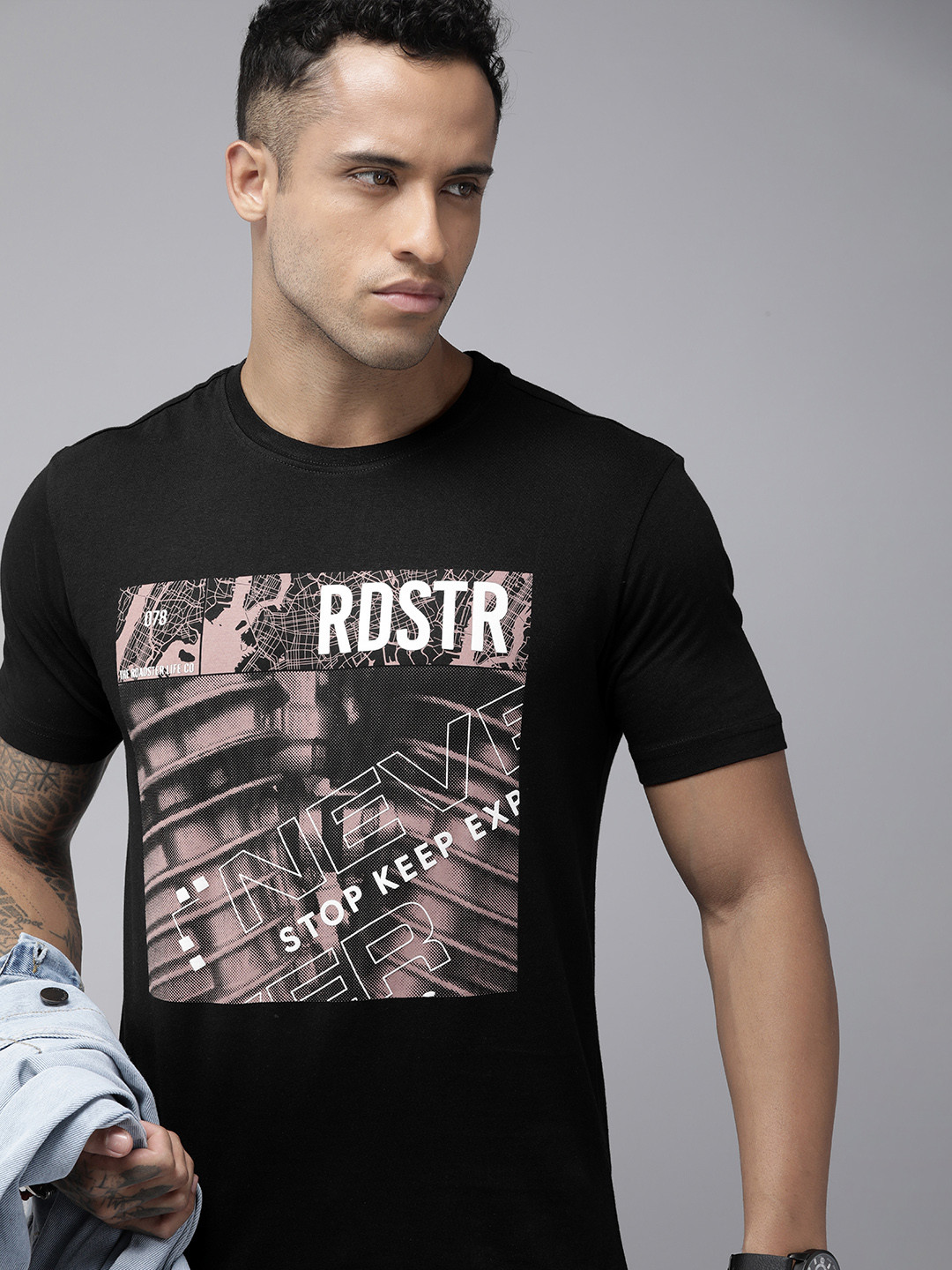 

Roadster Men Black & White Pure Cotton Graphic Printed T-shirt