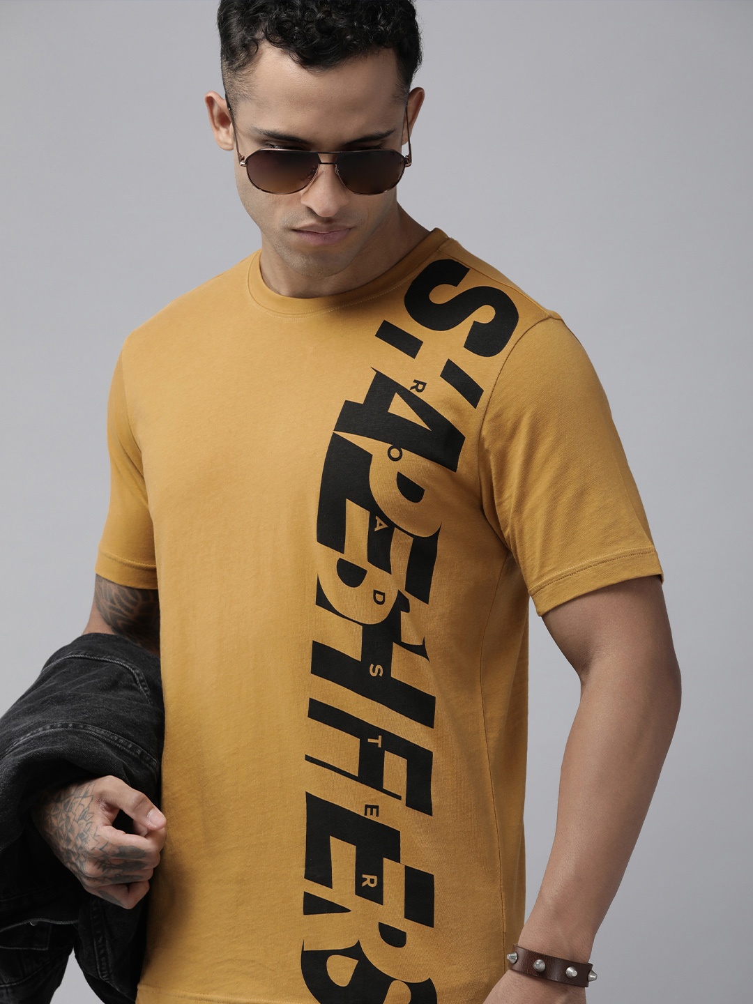 

Roadster Men Mustard Yellow & Black Typography Printed Pure Cotton T-shirt