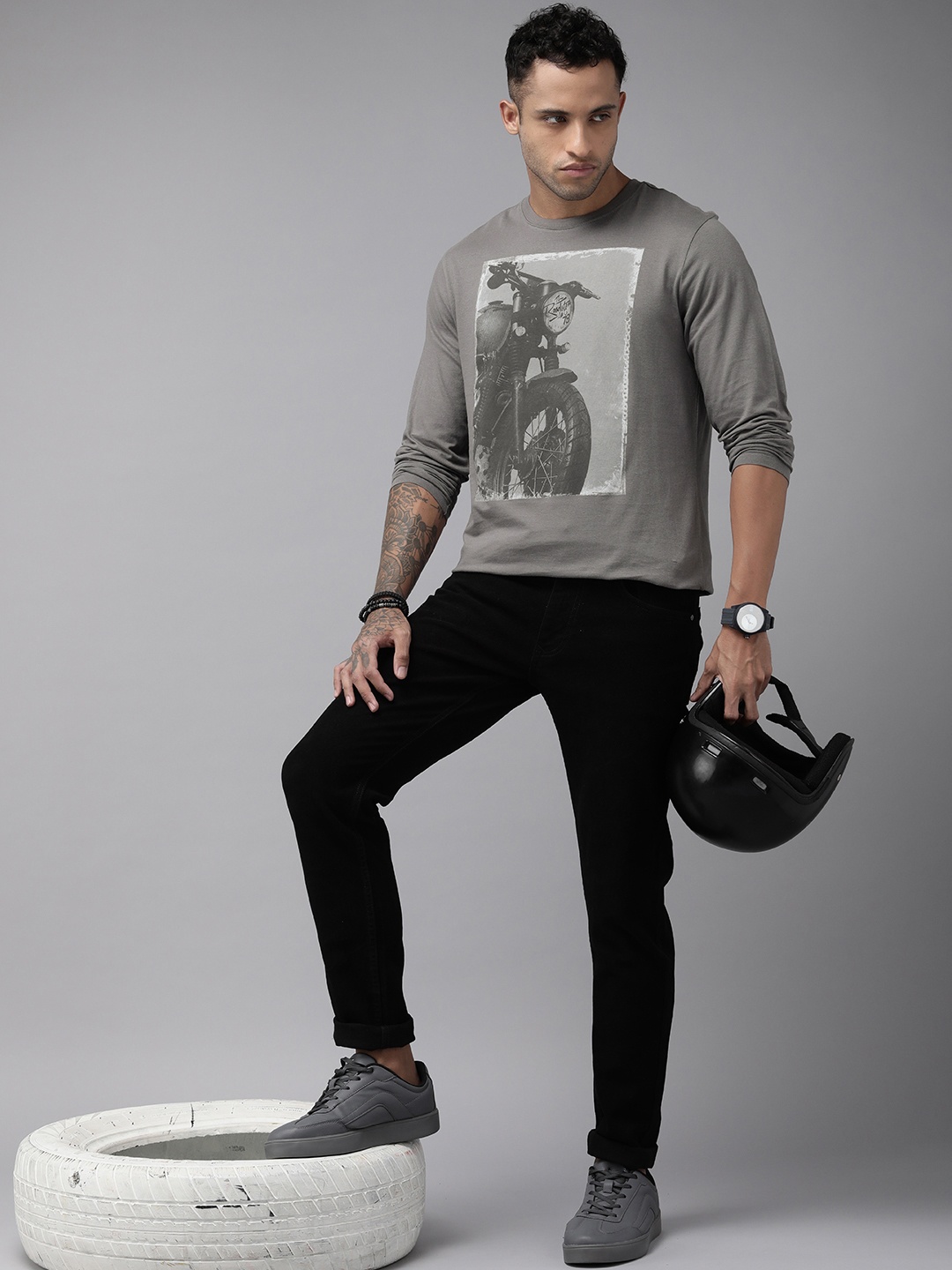 

Roadster Men Grey Printed Pure Cotton T-shirt