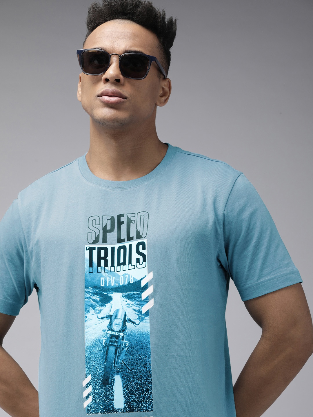 

Roadster Men Blue & White Pure Cotton Graphic Printed T-shirt