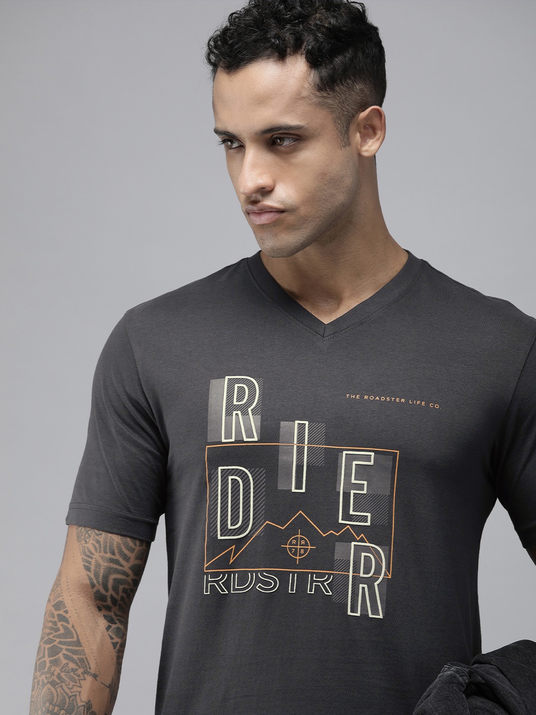 

Roadster Men Charcoal Grey & White Typography Printed V-Neck Pure Cotton T-shirt