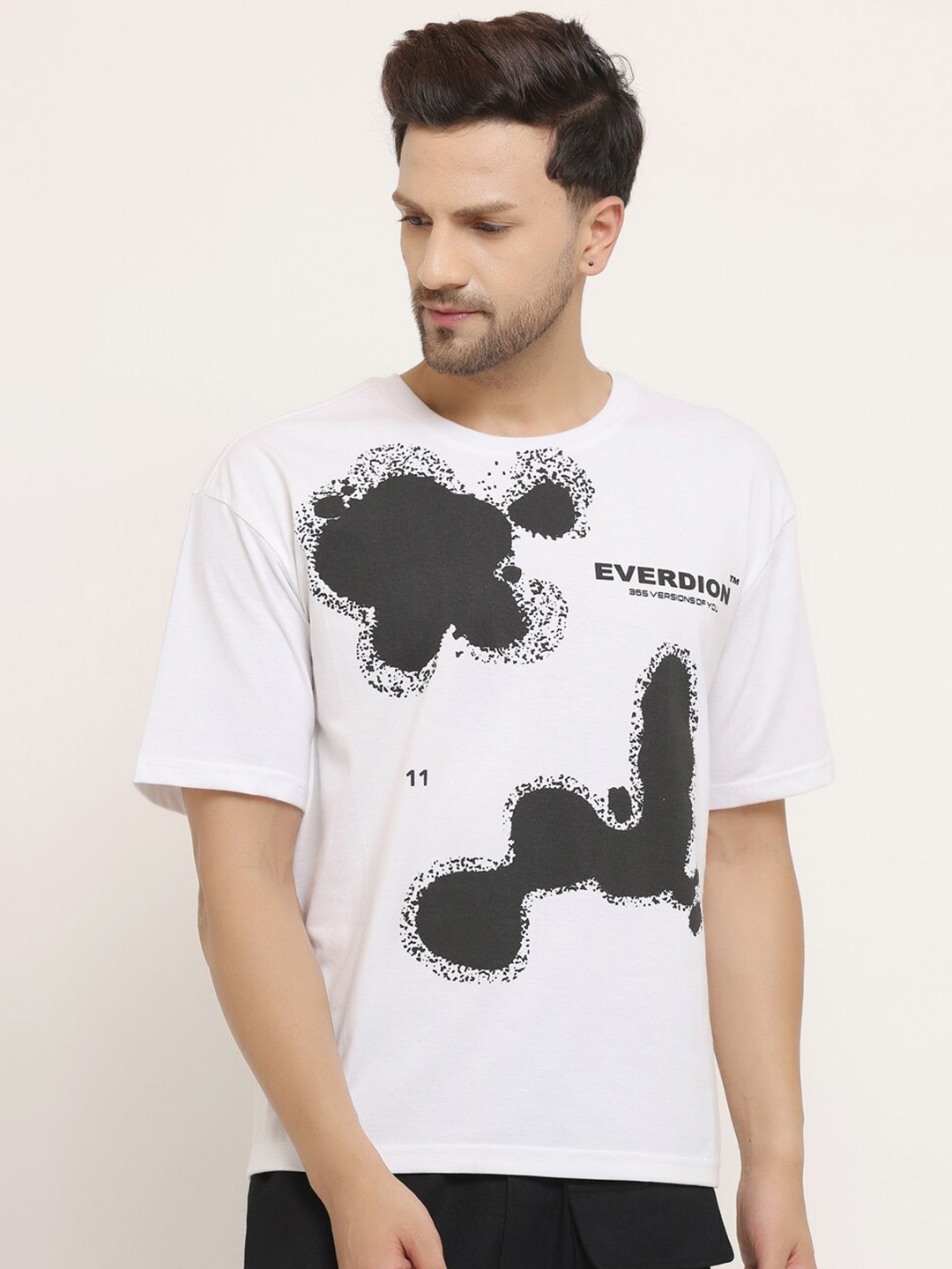 

EVERDION Men White & Black Printed Drop-Shoulder Sleeves Bio Finish Oversized T-shirt