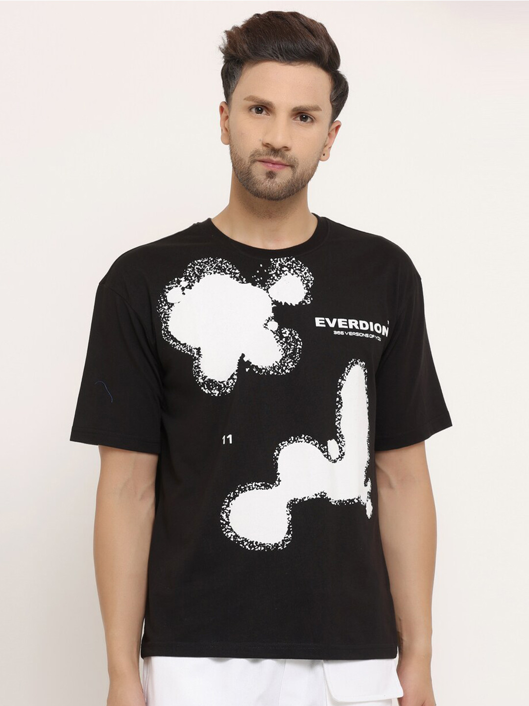 

EVERDION Men Black & White Abstract Printed Drop Shoulder Sleeves Bio Finish Oversized T-shirt