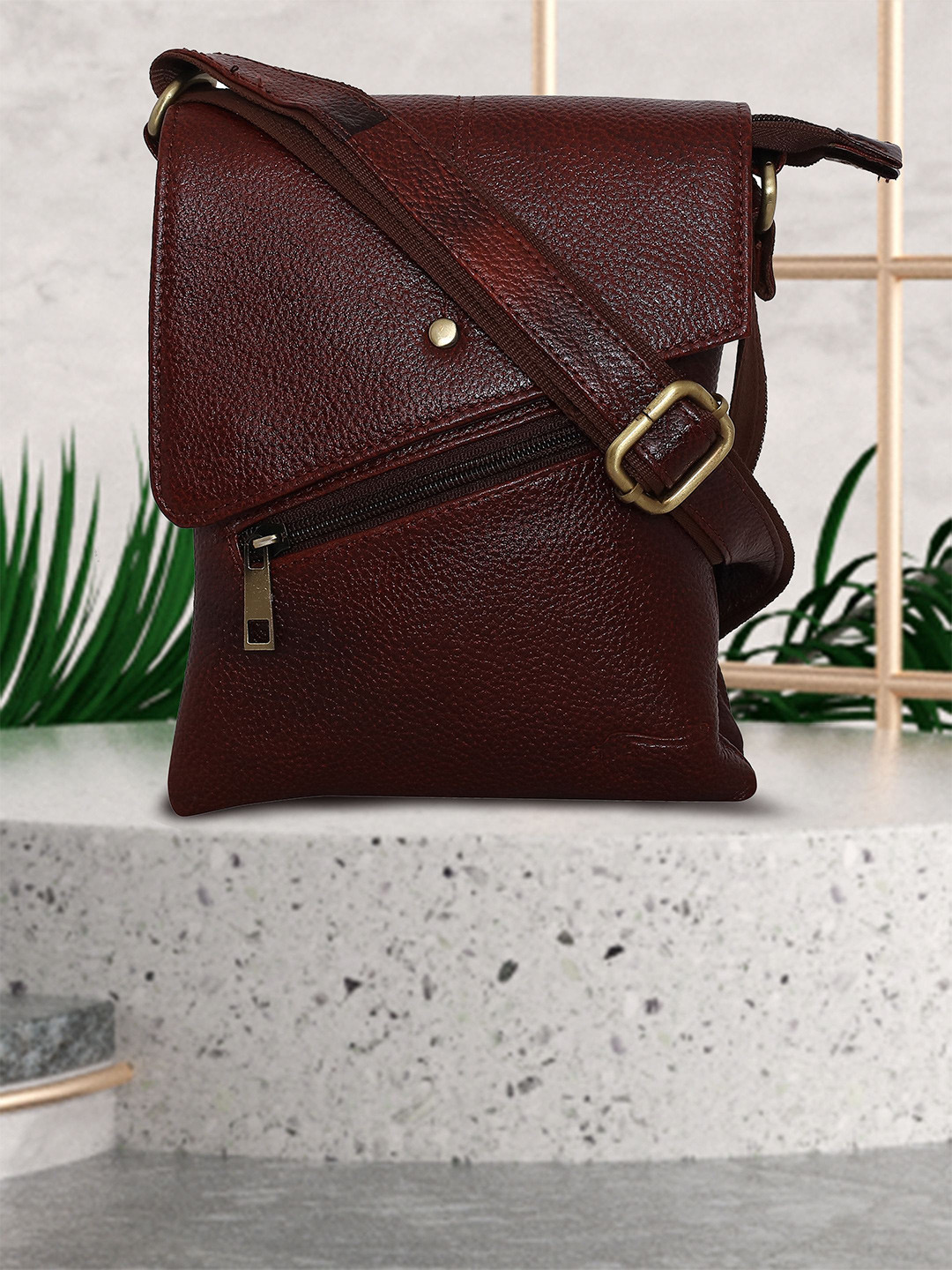 

Peseta Solid Leather Messenger Bag, Brown