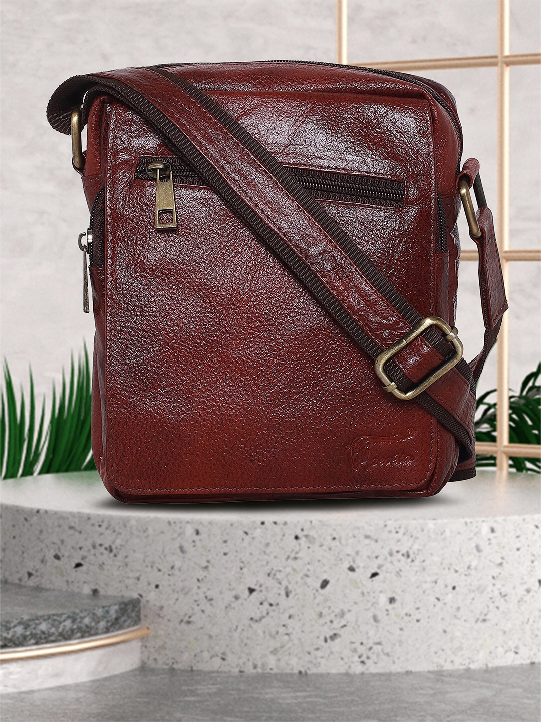 

Peseta Solid Leather Messenger Bag, Brown