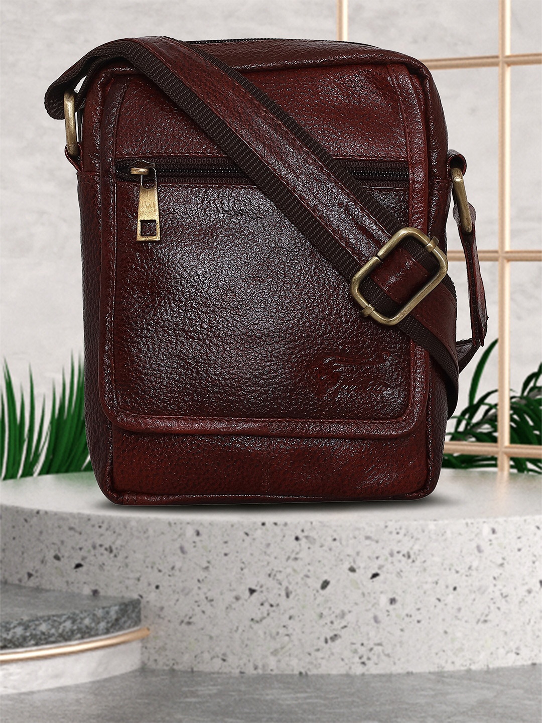 

Peseta Solid Leather Messenger Bag, Brown