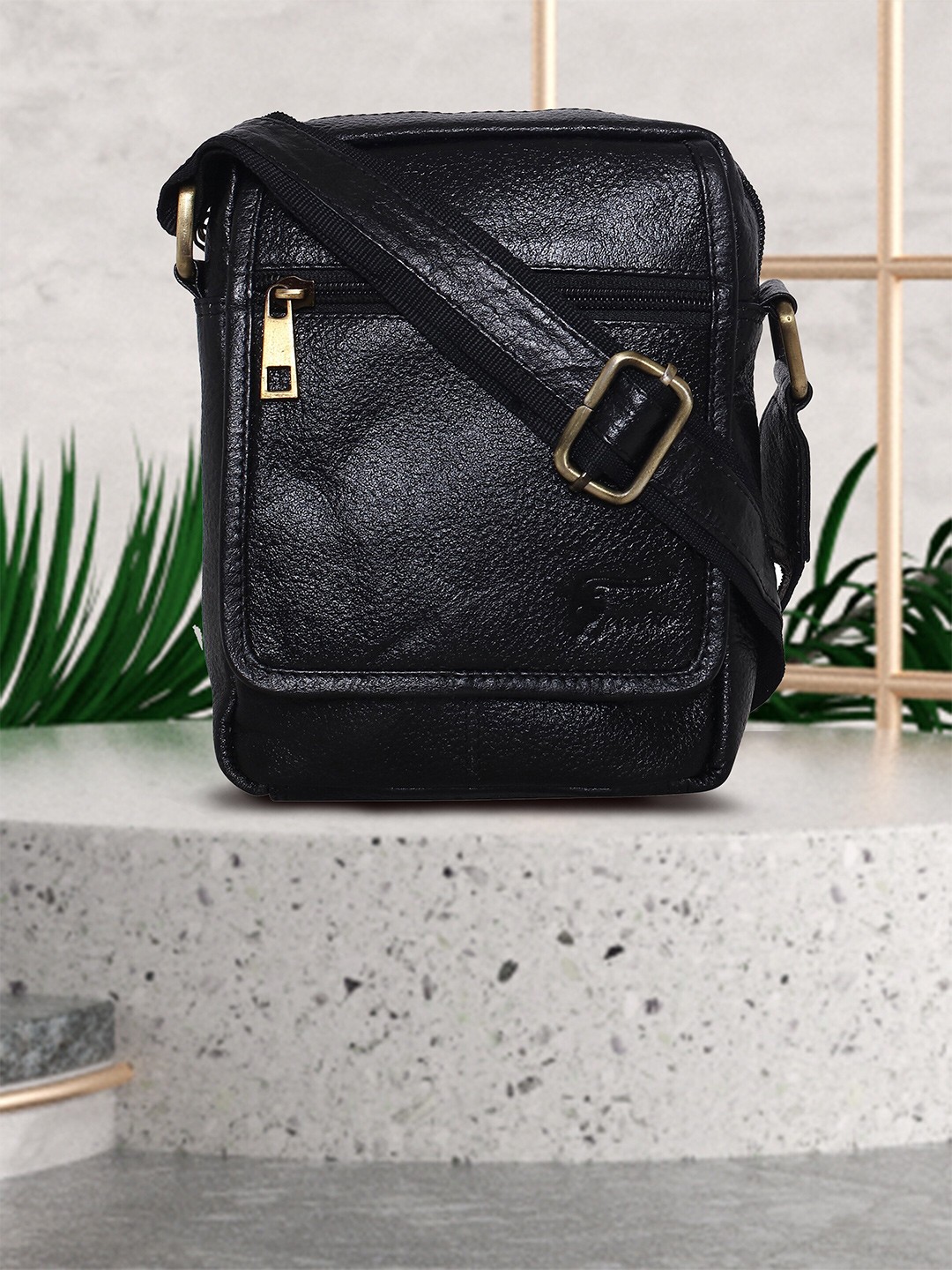 

Peseta Solid Leather Messenger Bag, Black