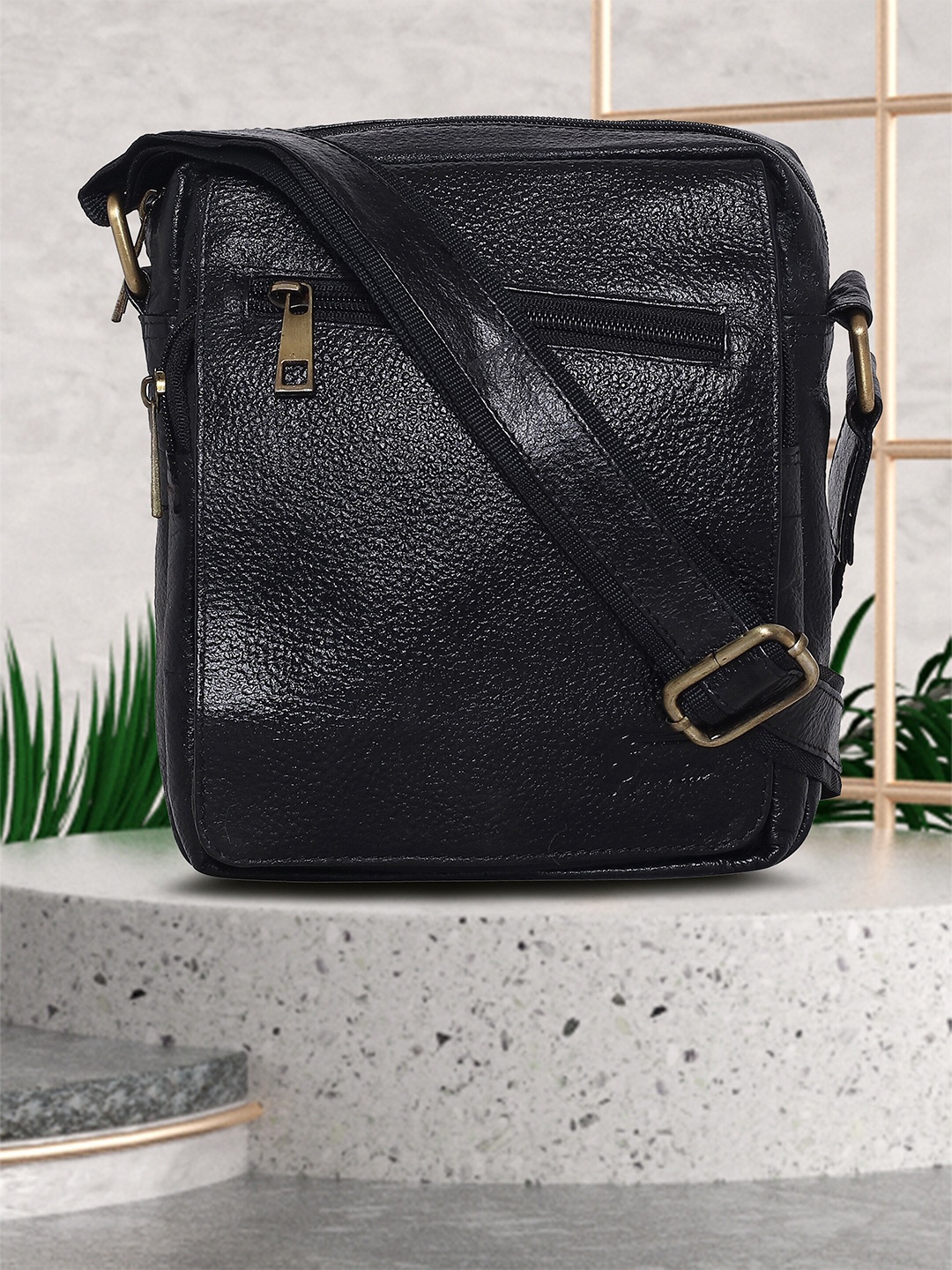 

Peseta Solid Leather Messenger Bag, Black