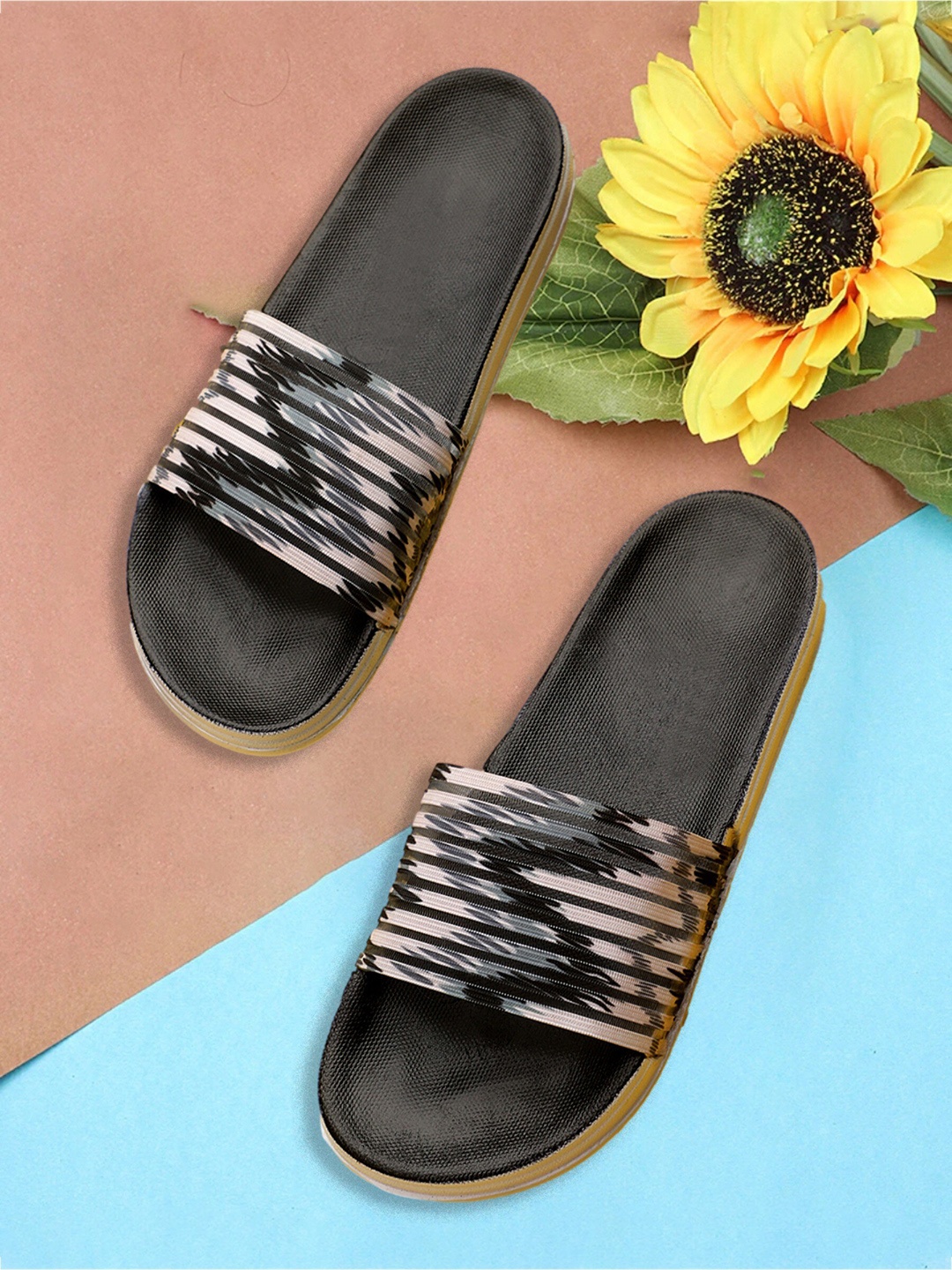 

Pampy Angel Women Printed Rubber Sliders, Black