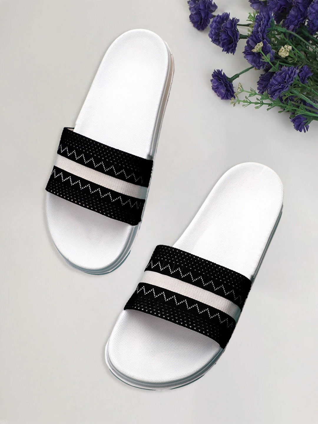 

Pampy Angel Men Striped Rubber Sliders, White