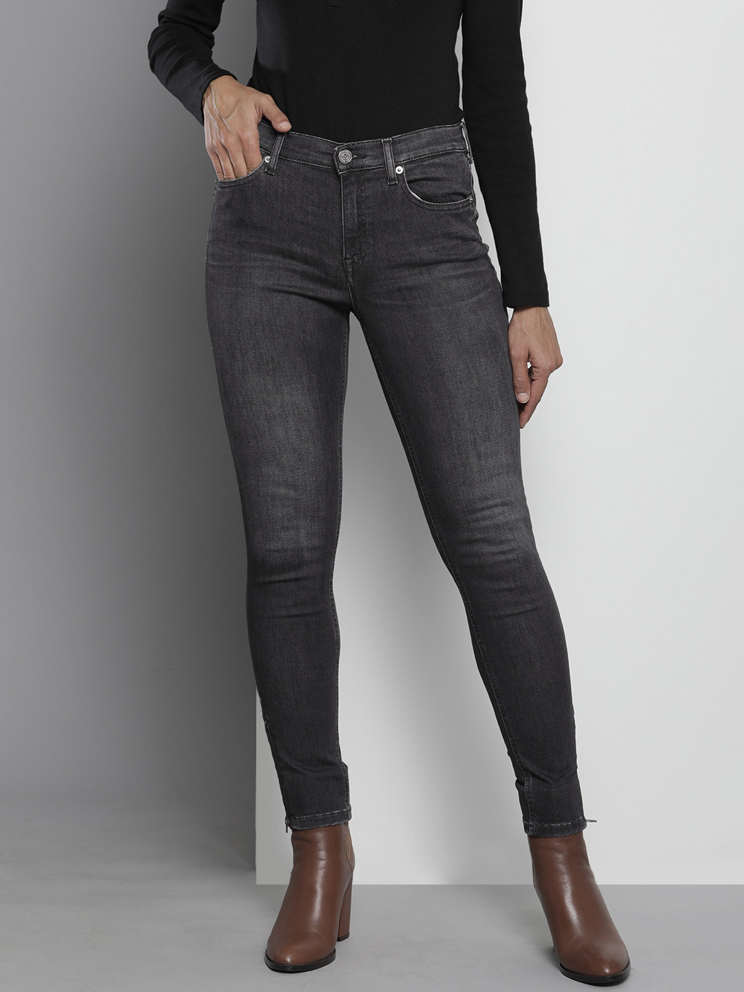 

Tommy Hilfiger Women Black Skinny Fit Light Fade Stretchable Jeans