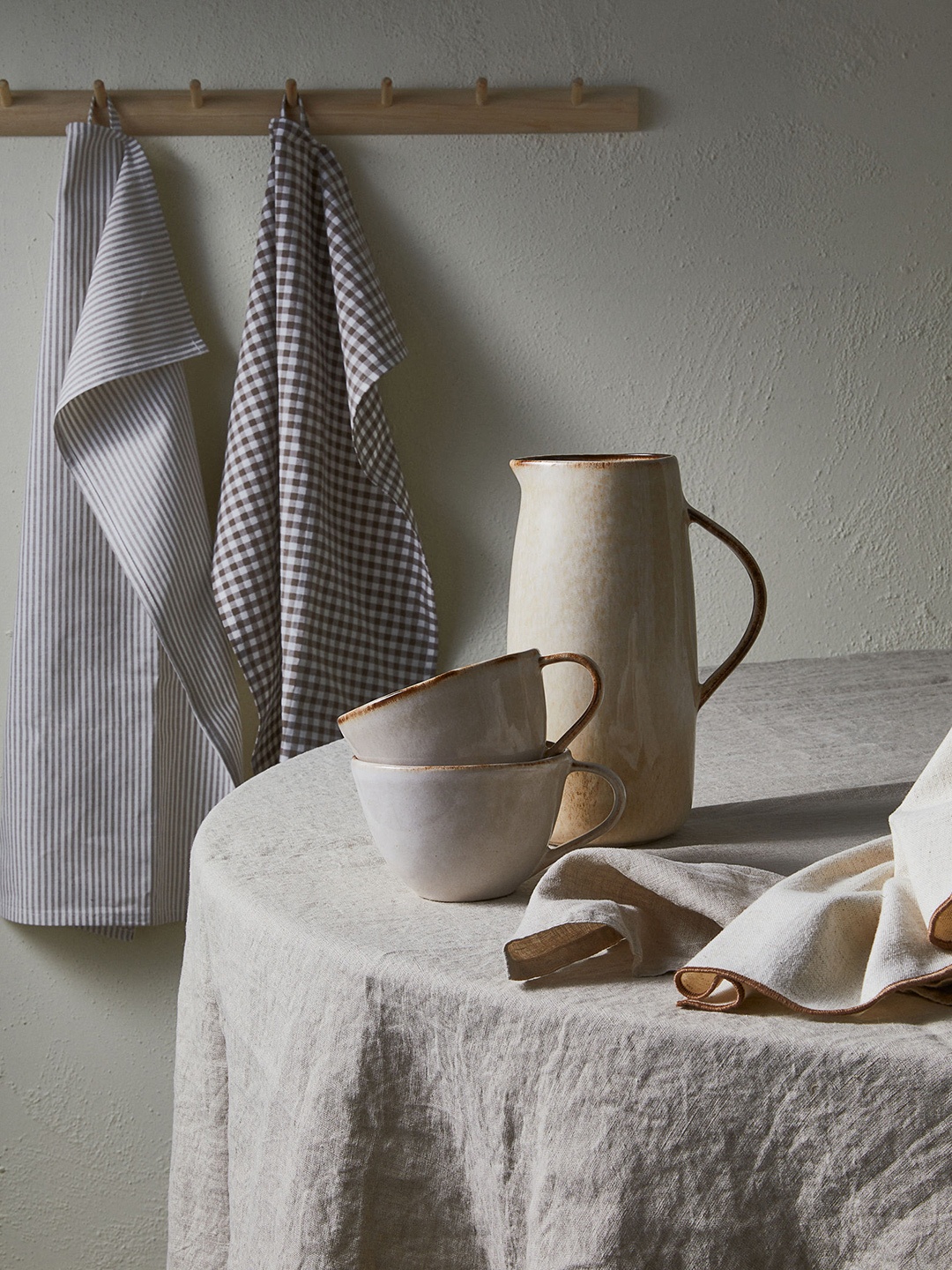 

H&M Beige & Gold-Toned Stoneware Cup
