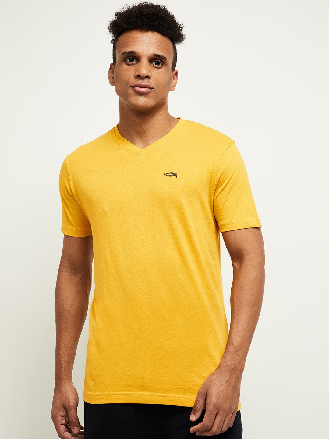 

max Men Yellow Solid V-Neck Short Sleeves Pure Cotton Lounge Tshirts