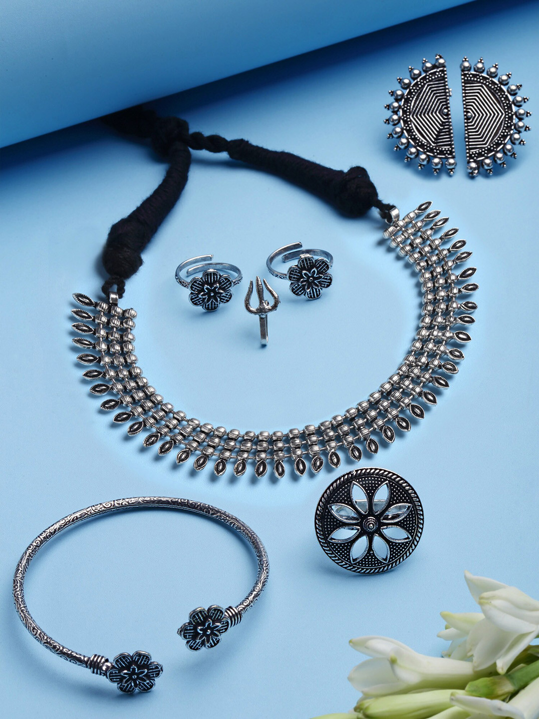 

KARATCART Silver-Plated Black Kundan Studded & Beaded Jewellery Set