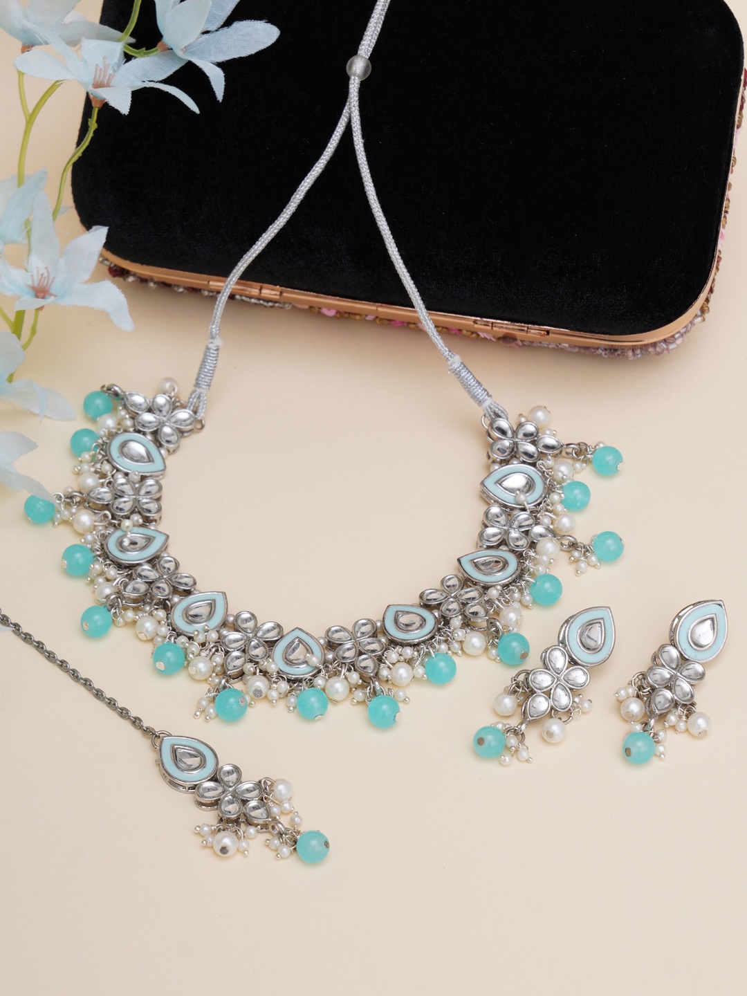 

KARATCART Oxidised Silver-Plated Blue Kundan-Studded Jewellery Set