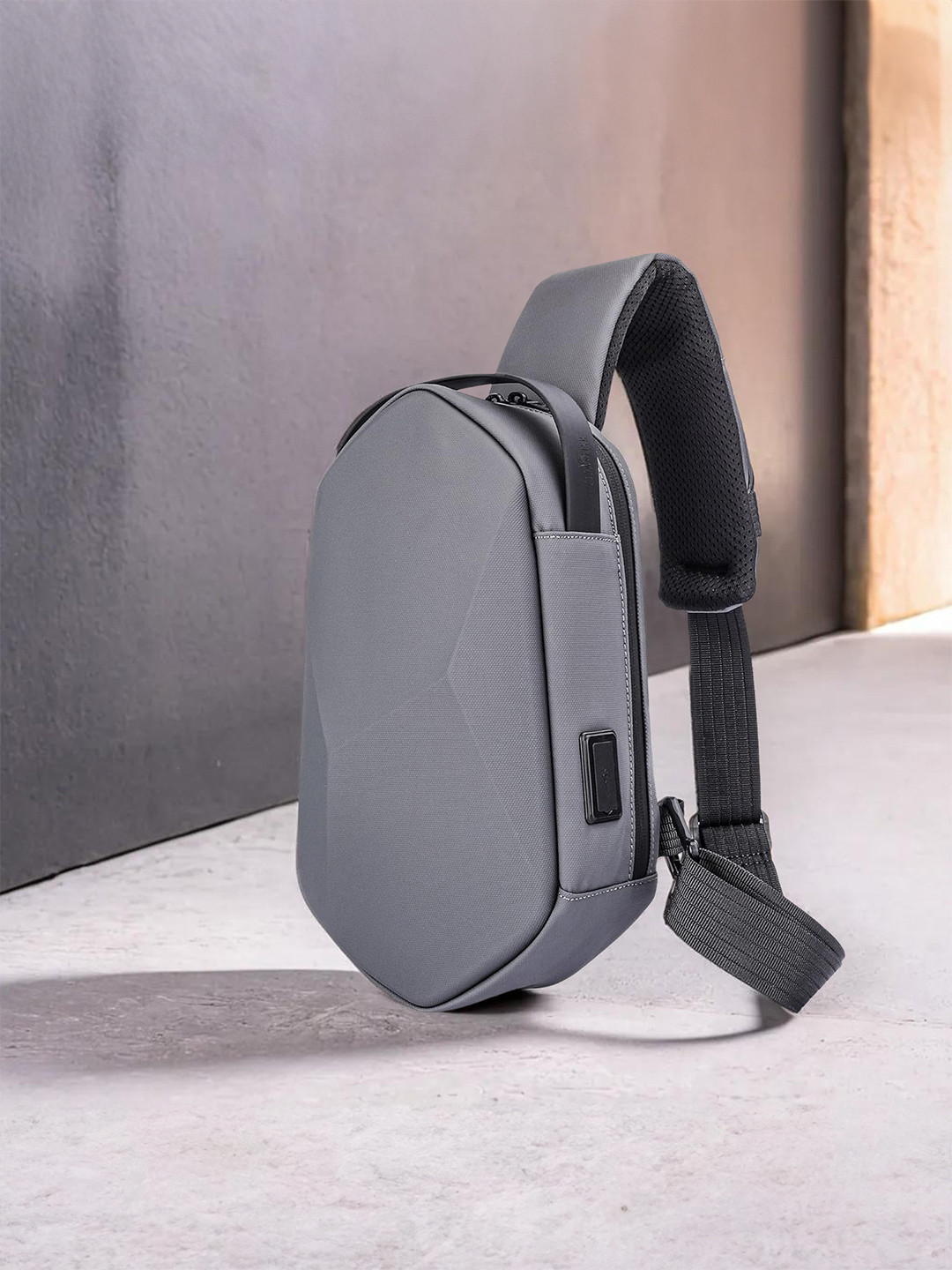 

THE CLOWNFISH Rhombus Unisex Backpack with USB Charging Port, Grey