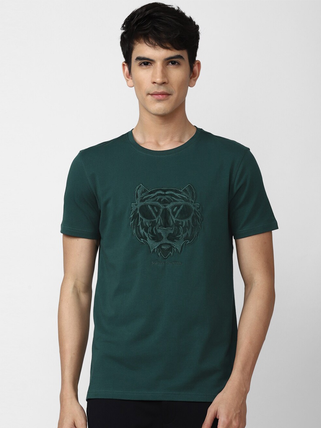 

SIMON CARTER LONDON Men Green Printed Applique Slim Fit T-shirt