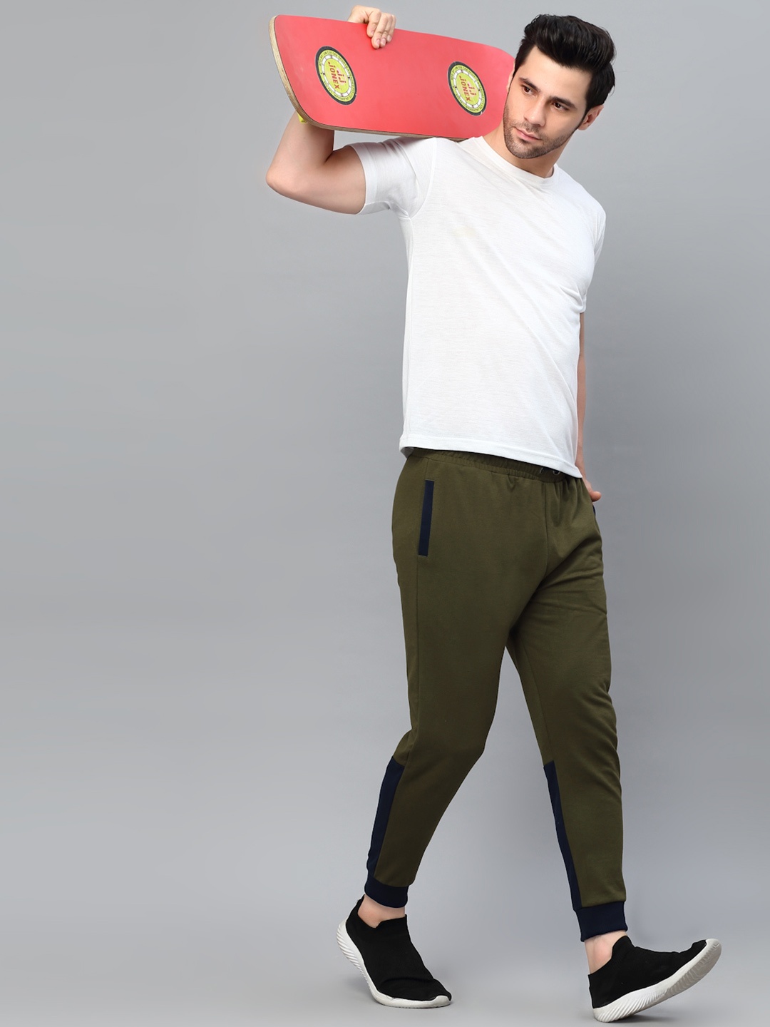 

Rigo Men Green Solid Drawstring Joggers