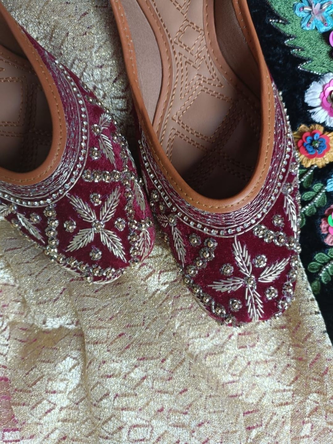 

DESI COLOUR Women Maroon Ethnic Mojaris Flats
