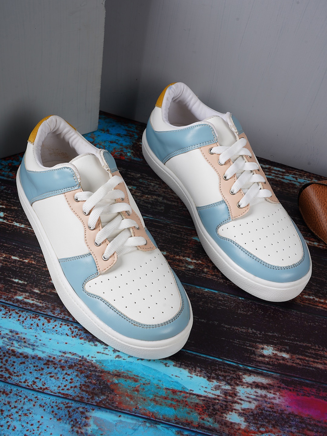 

Carlton London sports Women Colourblocked Sneakers, White