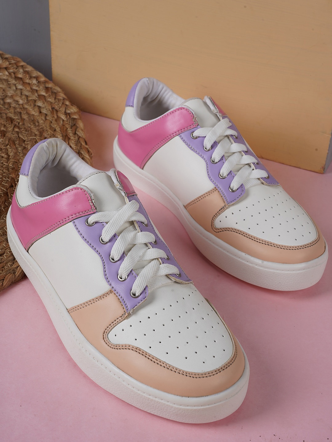 

Carlton London sports Women Perforations Sneakers, White