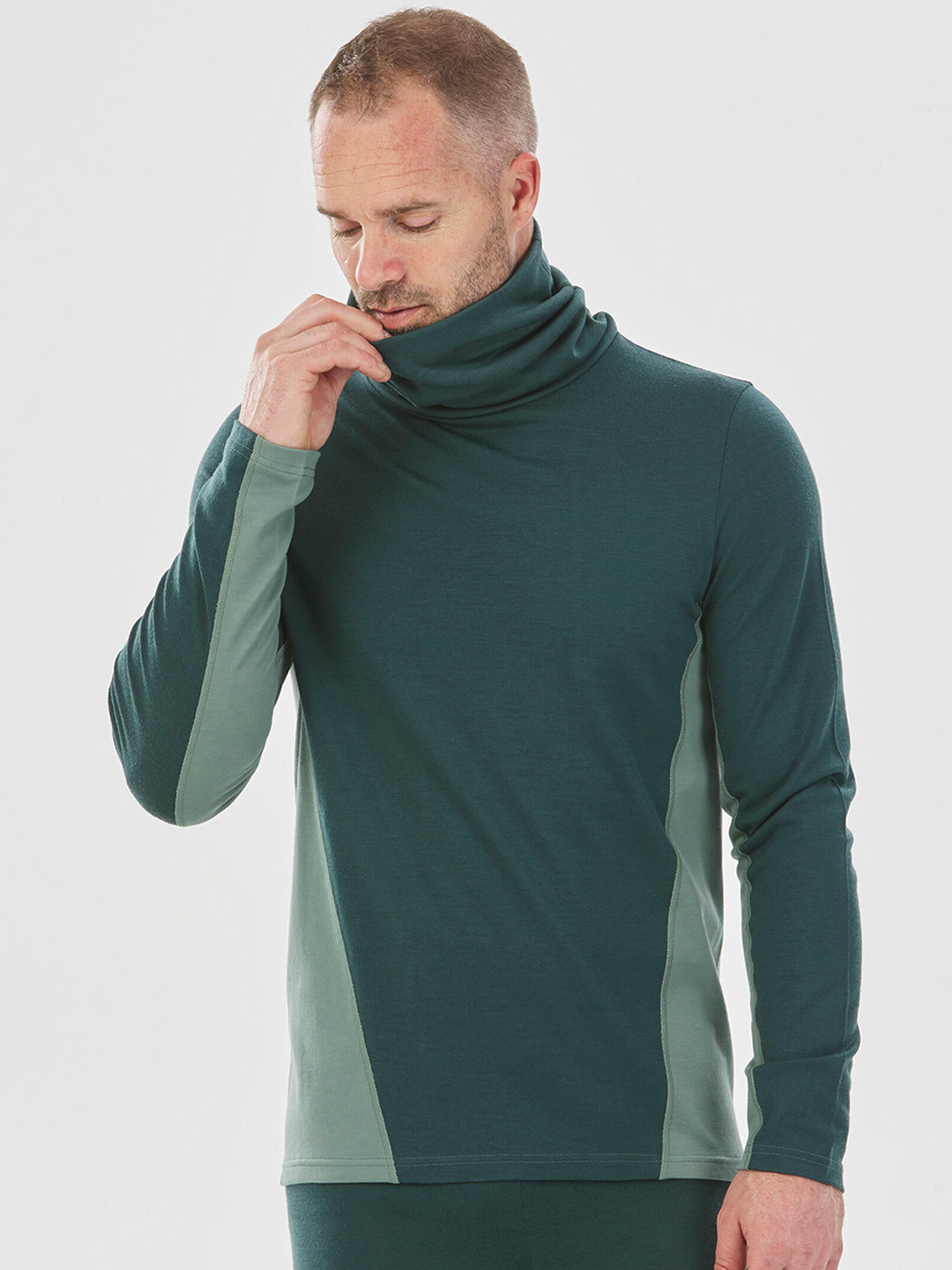 

WEDZE By Decathlon Men Green Colourblocked Thermal Tops